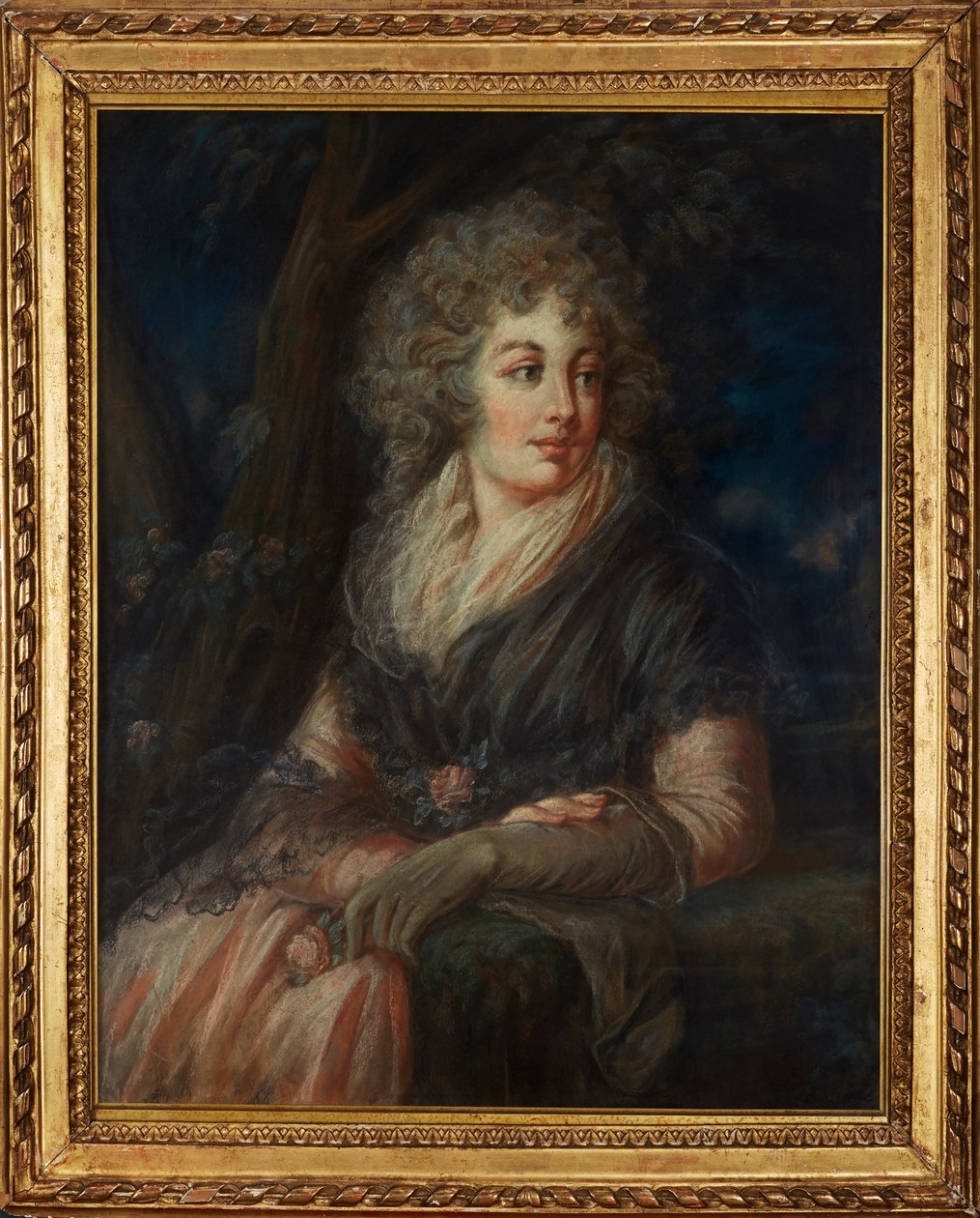 Tříčtvrteční portrét dámy v šatech z osmnáctého století (pastel) od English School
