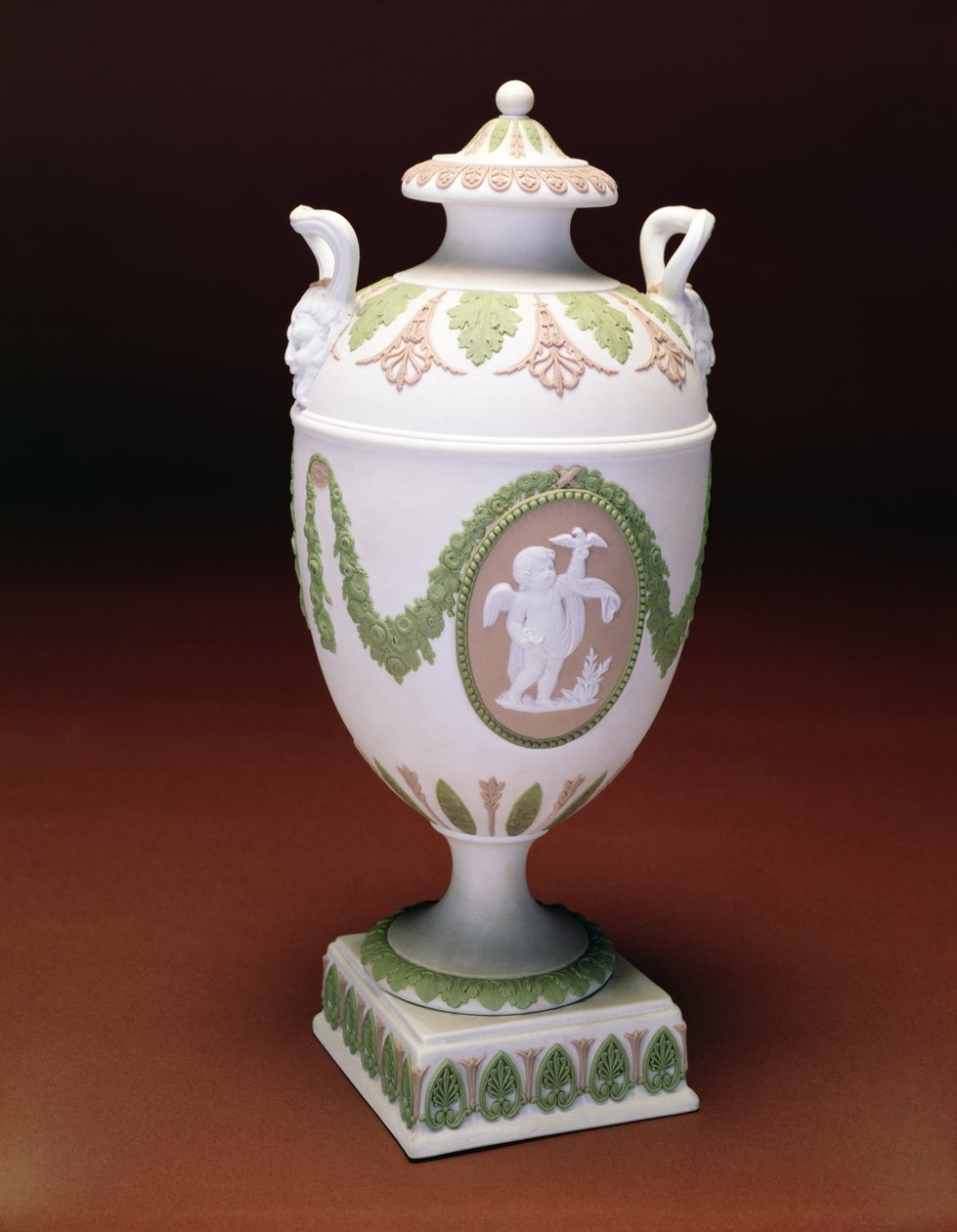Tříbarevná jaspisová váza ve tvaru urny, model figurky putti od Johna Flaxmana. Wedgwood c.1780 (keramika) od English School