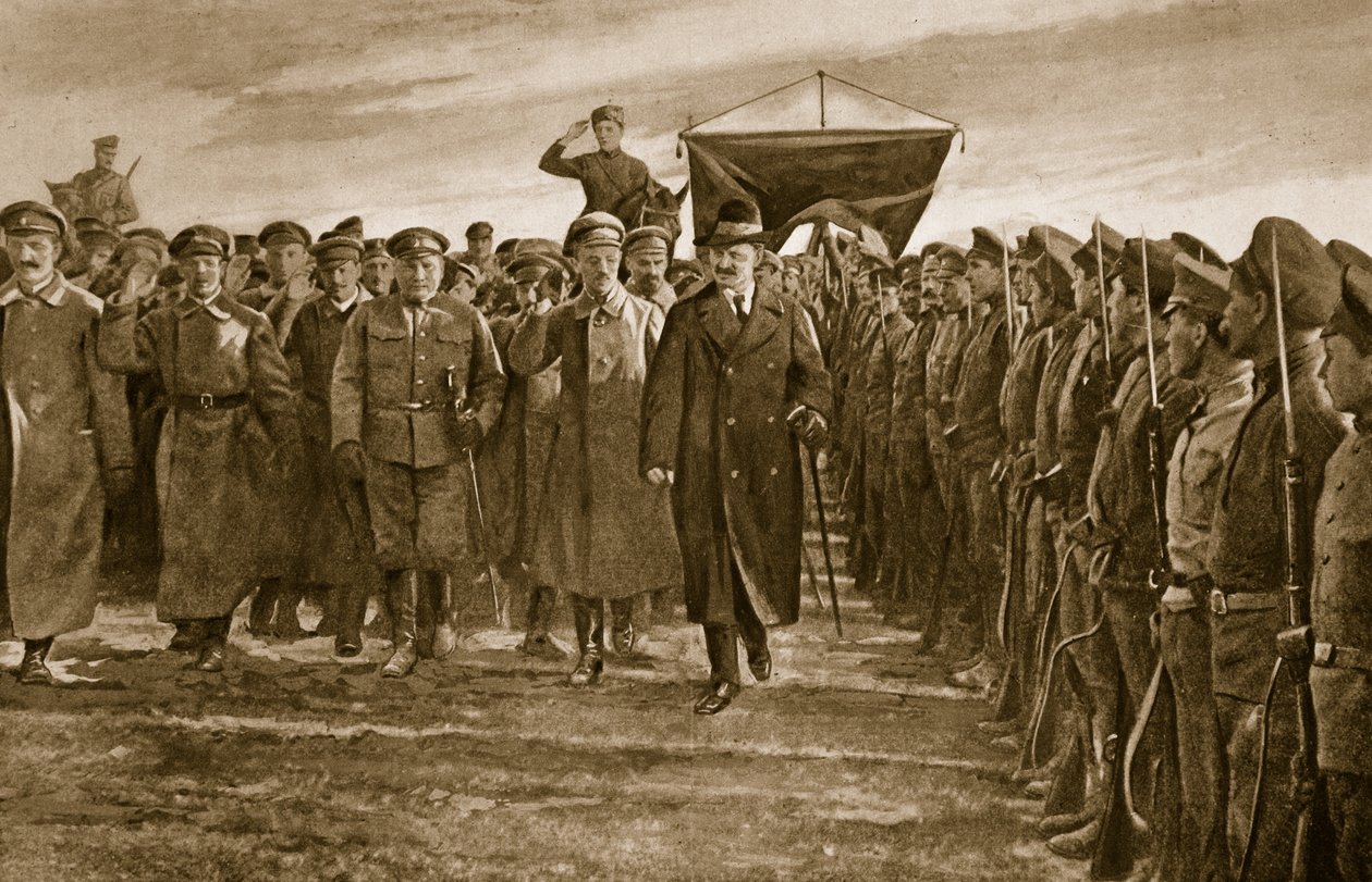 Trockij, ruský bolševický válečný komisař, při inspekci pluku Letců, kteří tvořili elitu Rudé armády, 1914-19 od English School