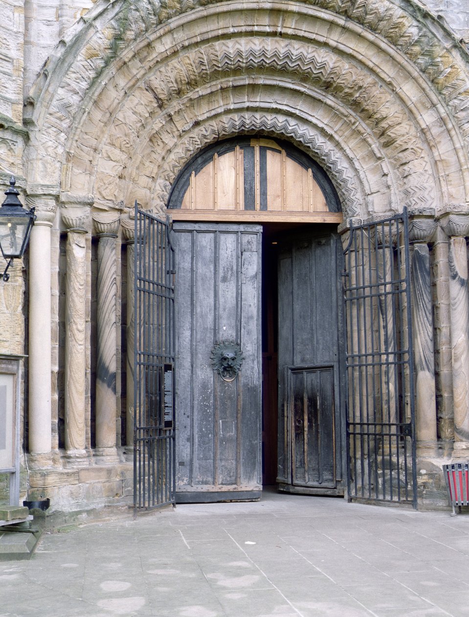 Pohled na severní dveře katedrály v Durhamu (foto) od English School