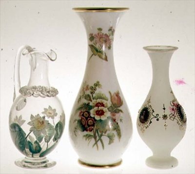Džbán na vodu, zdobený lekníny v keramické barvě potažený křišťálem, Henry G. Richardson, polovina 19. století; dvě opálové skleněné vázy od Henryho G.Richardsona, konec 19. století; opálová skleněná váza s malbou emailem, konec 19. století (sklo) od English School
