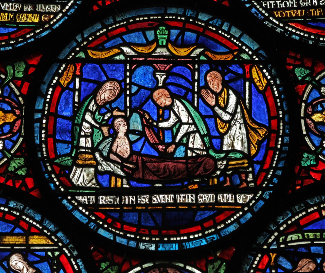 Okno s6 zobrazující scénu z okna St Thomas Becket Miracle: Cicely z Plumstead(?) sedí na máru od English School