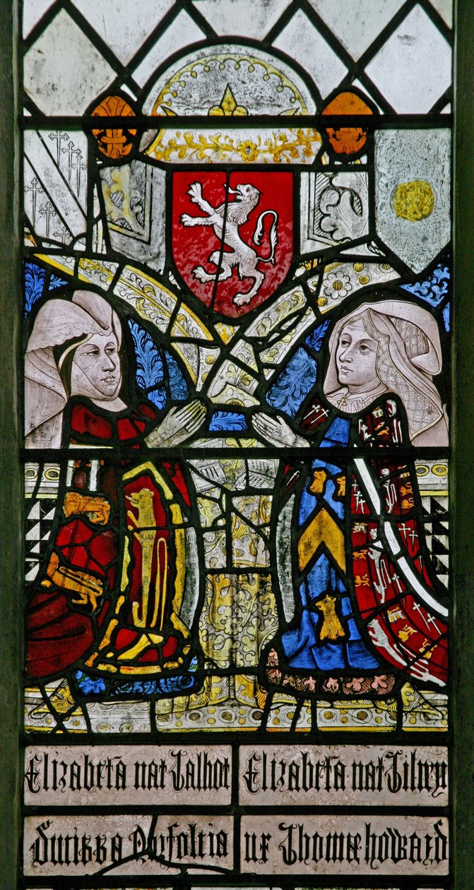 Okno w1 zobrazující Elizabeth Talbot, vévodkyni z Norfolku a Elizabeth Tilney, hraběnku ze Surrey s erbem rodiny Mowbray nahoře od English School