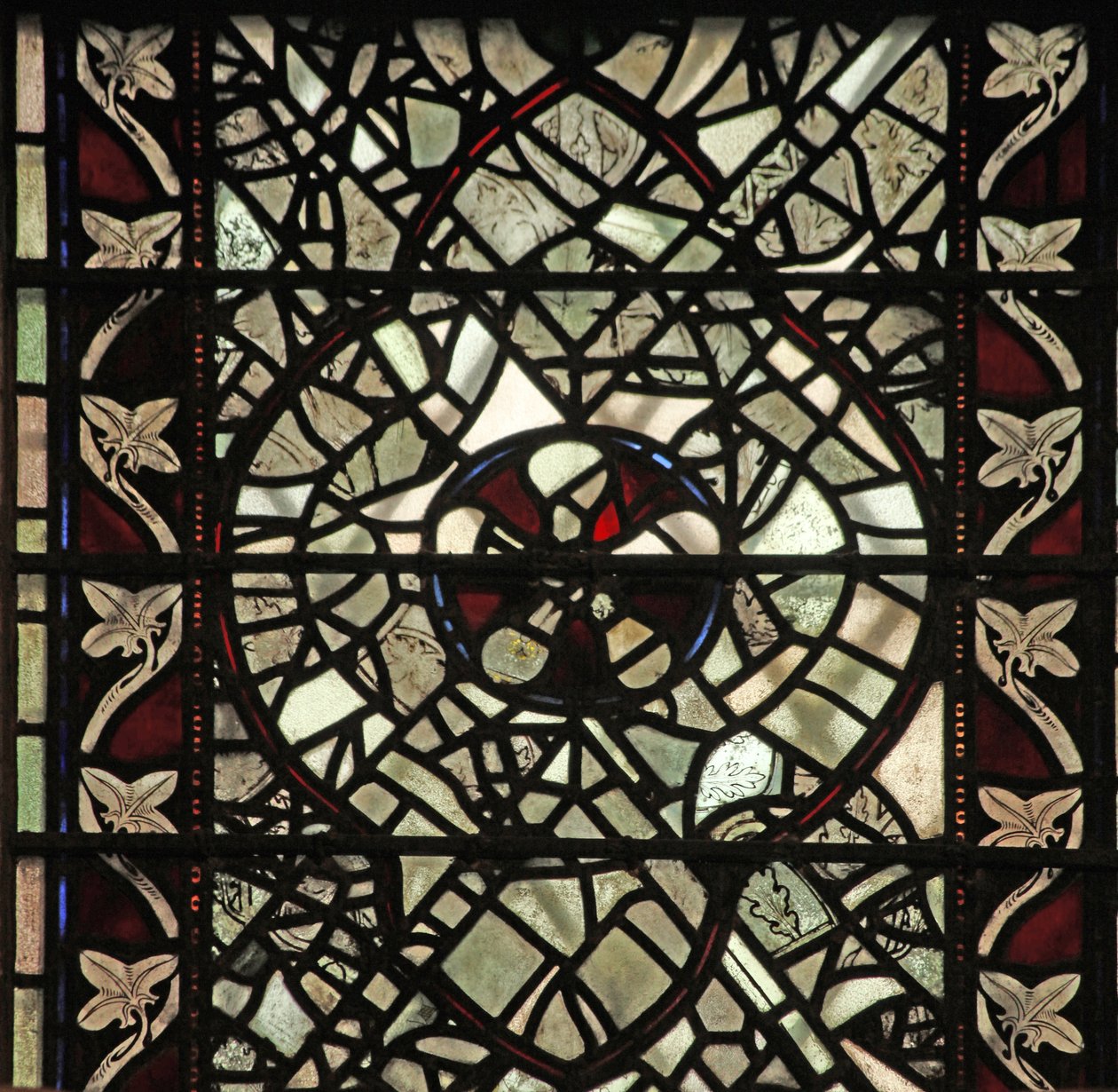 Okno w58 zobrazující grisaille od English School