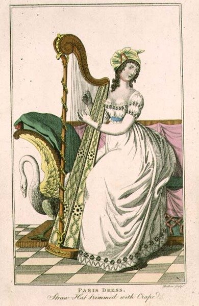 Žena v pařížských šatech a slaměném klobouku zdobeném krepem hrající na harfu, ilustrace z 