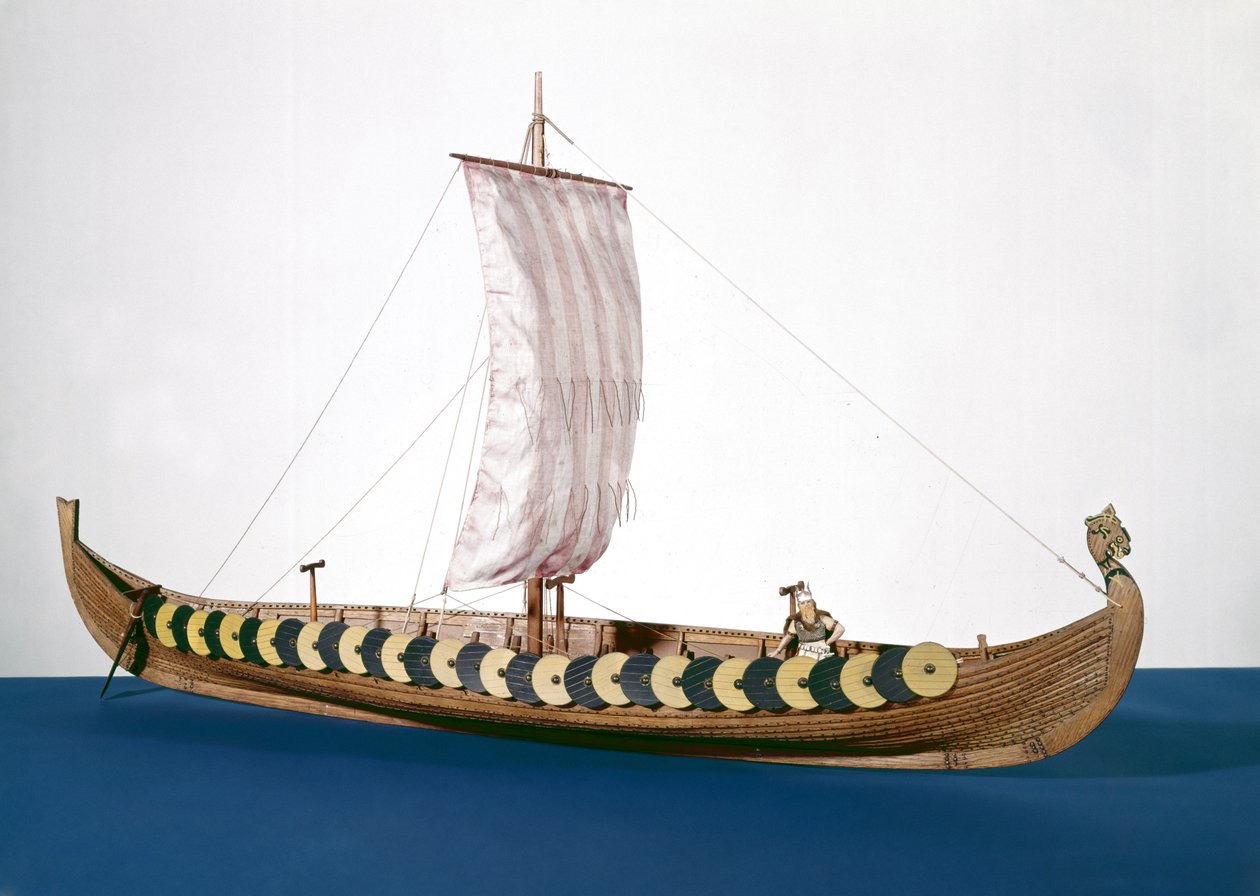 Opravený model vikingské lodi nalezený v Gokstad, Norsko v roce 1880 (dřevo) od English School English School