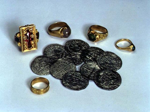 Prsteny z Thame Hoard a deset stříbrných grošů nalezených v řece Thame, konečné datum 1457 od English School English School