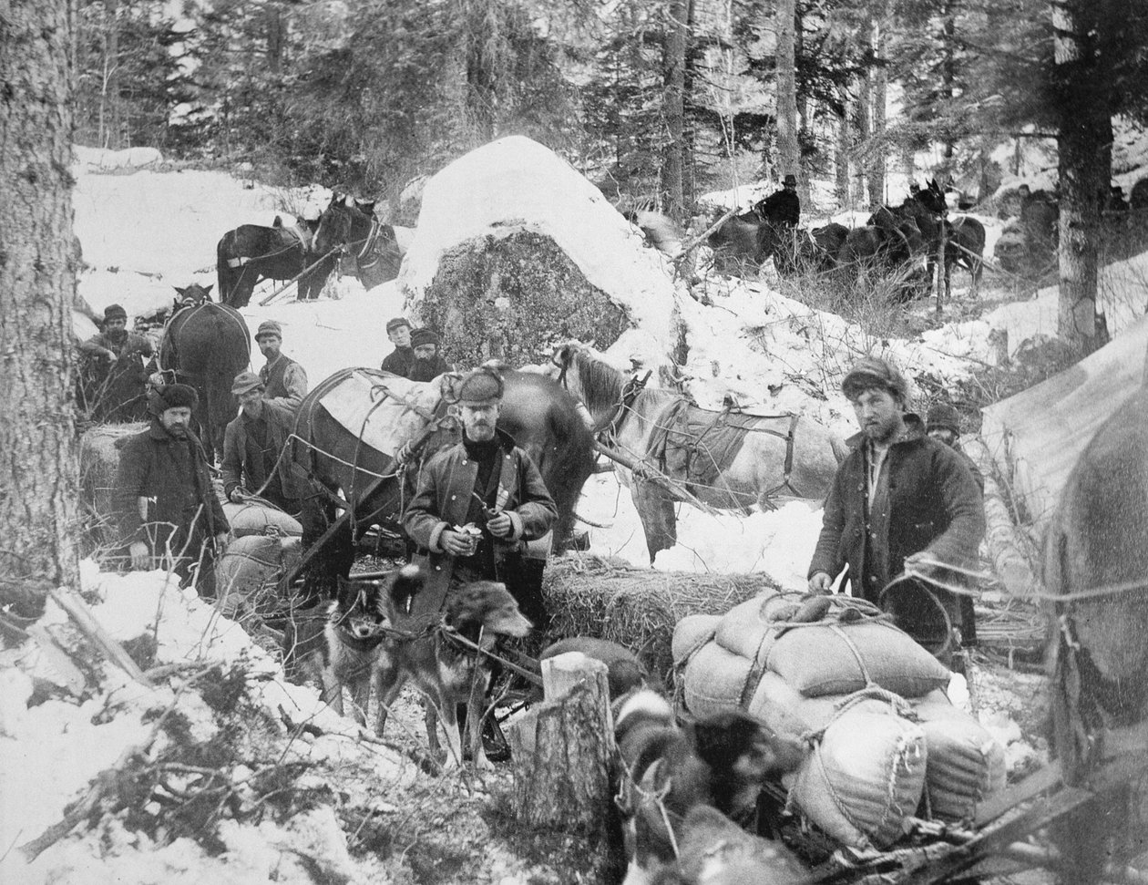 Prospektoři stoupající na Porcupine Hill po Skagway Trail na Aljašce během zlaté horečky na Klondiku (1897-98) 1898 (černobílá fotografie) od Eric A. Hegg