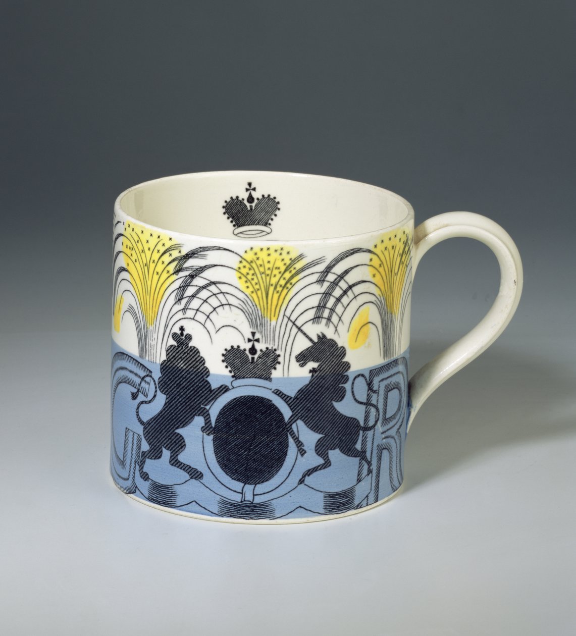 Korunovační hrnek krále Jiřího VI., vyrobený společností Josiah Wedgwood & Sons, 1937 (hliněné nádobí s potištěným a malovaným vzorem) od Eric Ravilious