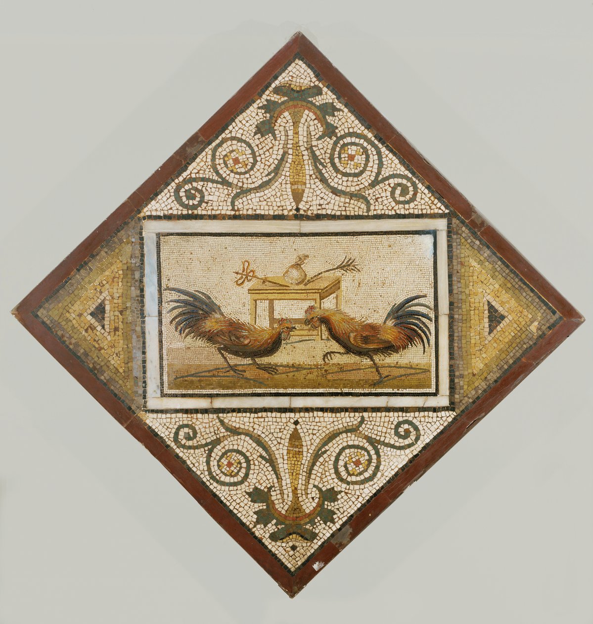 Kohouti bojují před malou menzou, stolem. od Erich Lessing