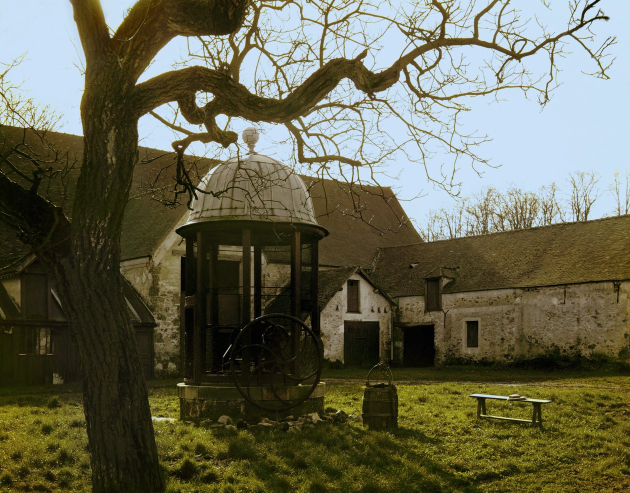Nádvoří Les Granges, Port Royal Des Champs, Francie (foto) od Erich Lessing
