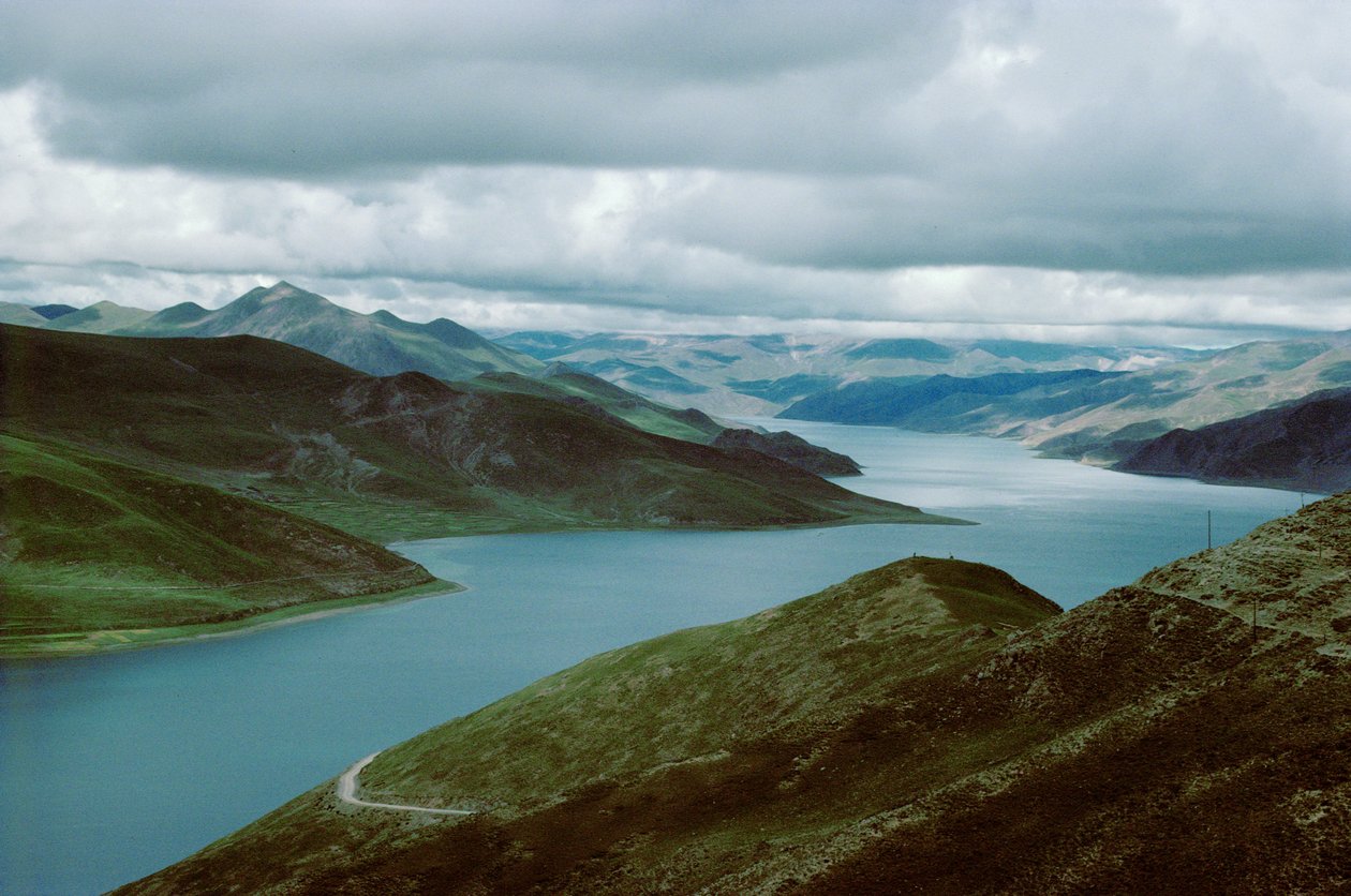 Jezero Yamdrog, jižní trasa ze Shigatse do Lhasy, Tibet (foto) od Erich Lessing