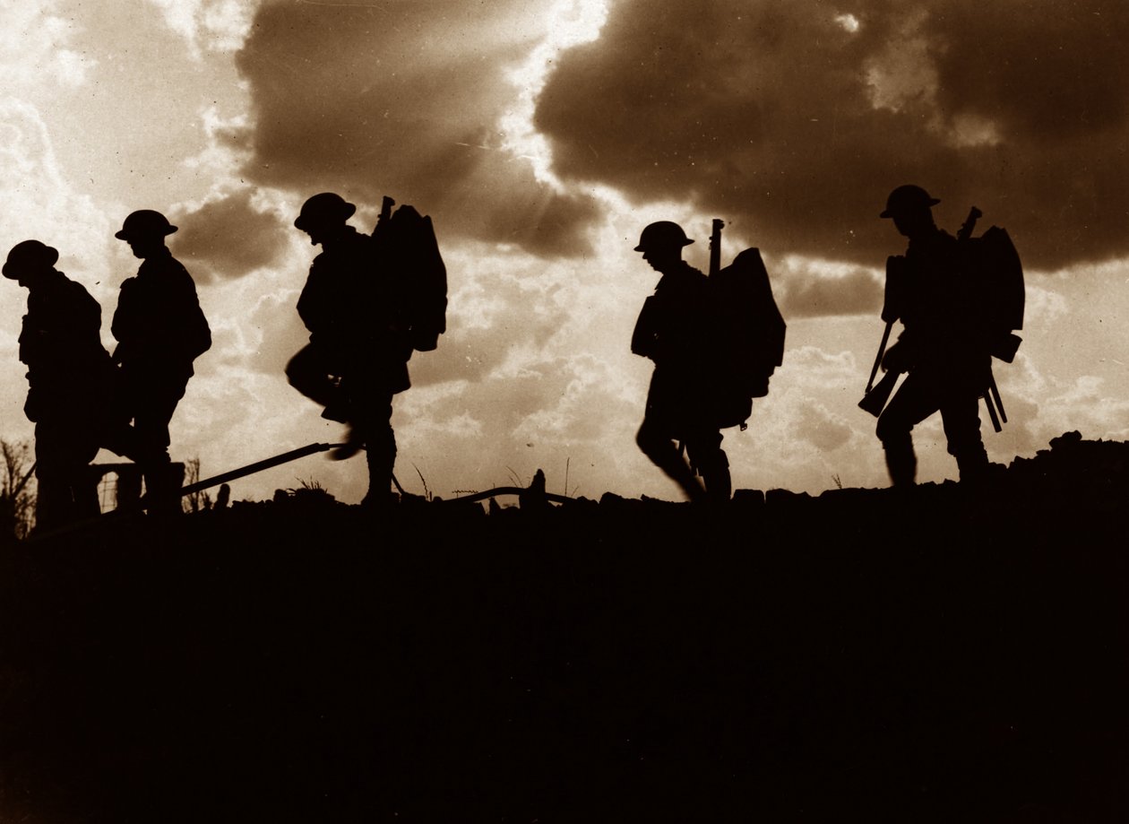Muži 8. praporu, East Yorkshire Regiment jdoucí k linii poblíž Frezenbergu během třetí bitvy u Ypres, 5. října 1917 od Ernest Brooks