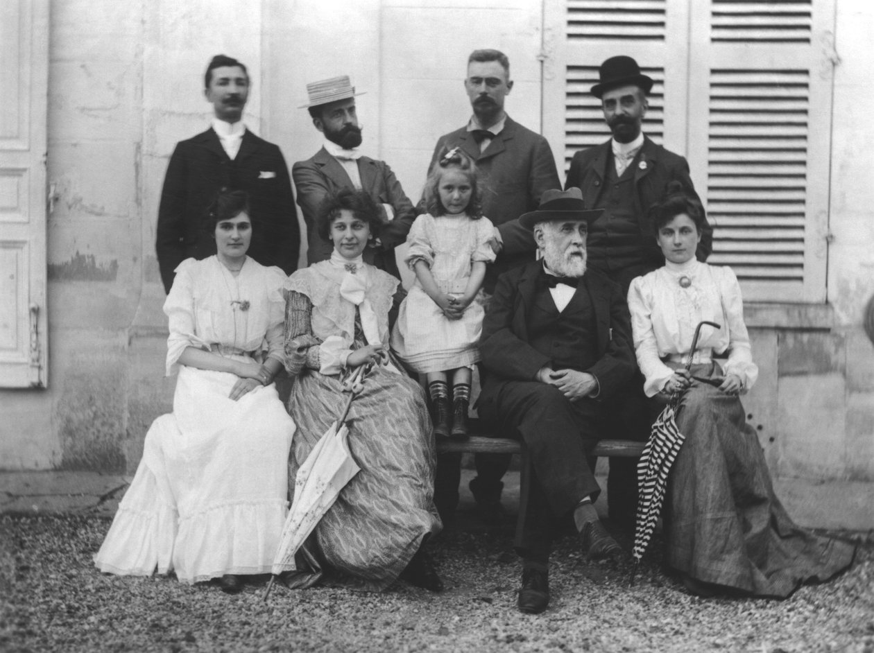 Zleva doprava, zezadu dopředu: Saint-Maurice, Lalo, Poujaud, Alexis Rouart (1869-1921), Julie Manet (1878-1966) manželka Ernesta Rouarta, Valentine Rouart, Madelaine Rouart, Edgar Degas (1834-1917) , od Ernest Rouart