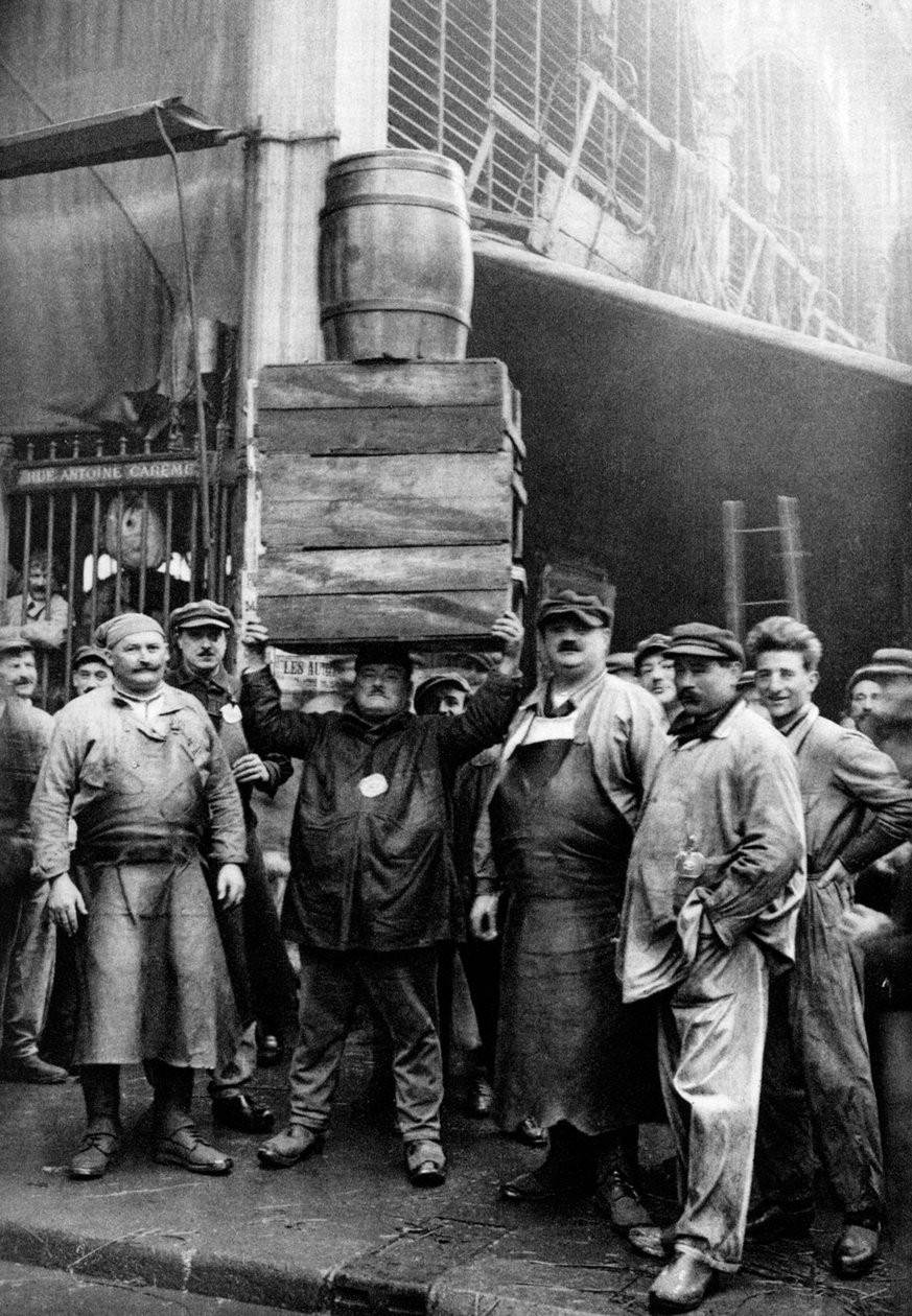 Porters na centrálním trhu, Paříž, 1931. od Ernest Flammarion