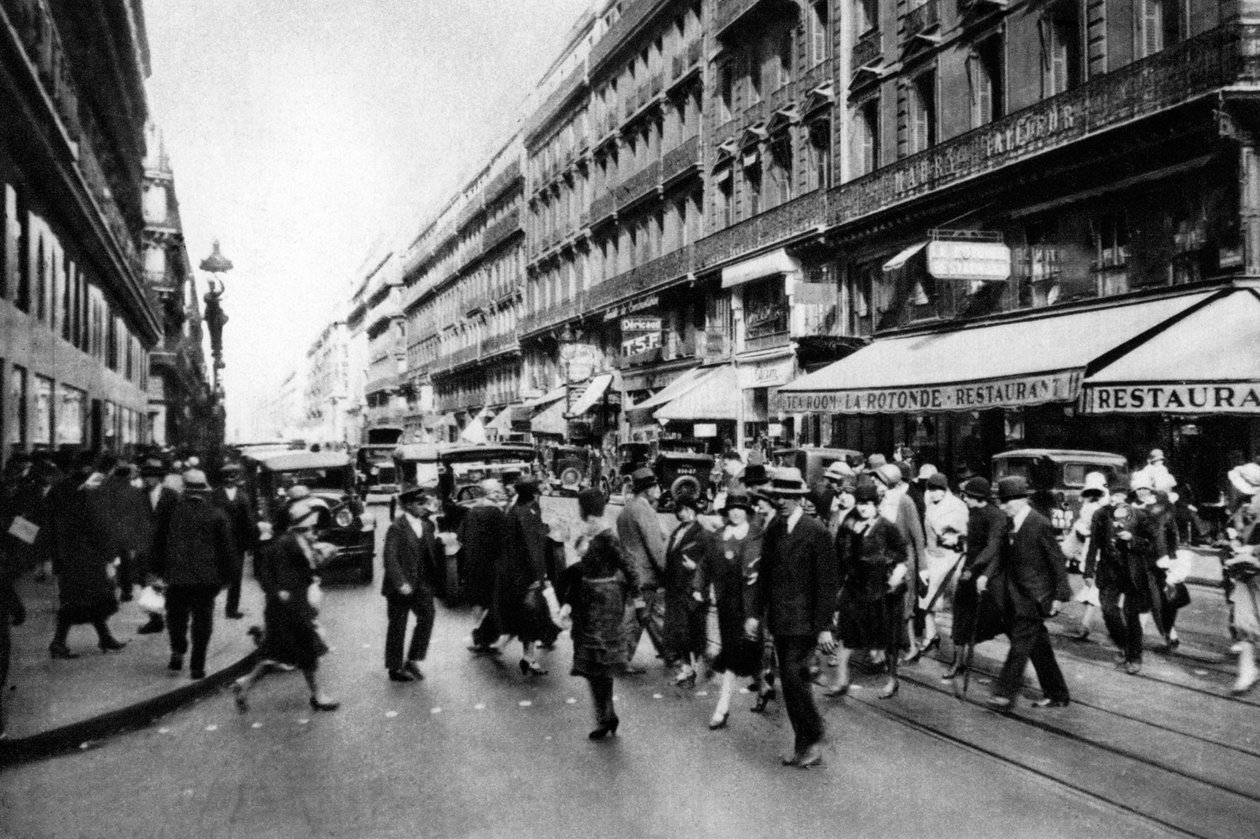 Rue Lafayette v době nakupování, Paříž, 1931. od Ernest Flammarion