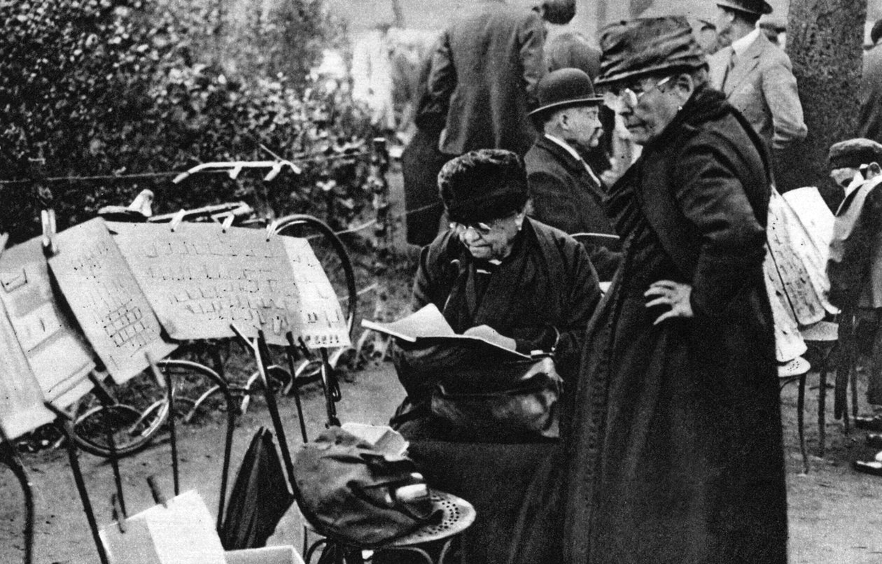 Prodejci známek na Champs Elysees, Paříž, 1931. od Ernest Flammarion