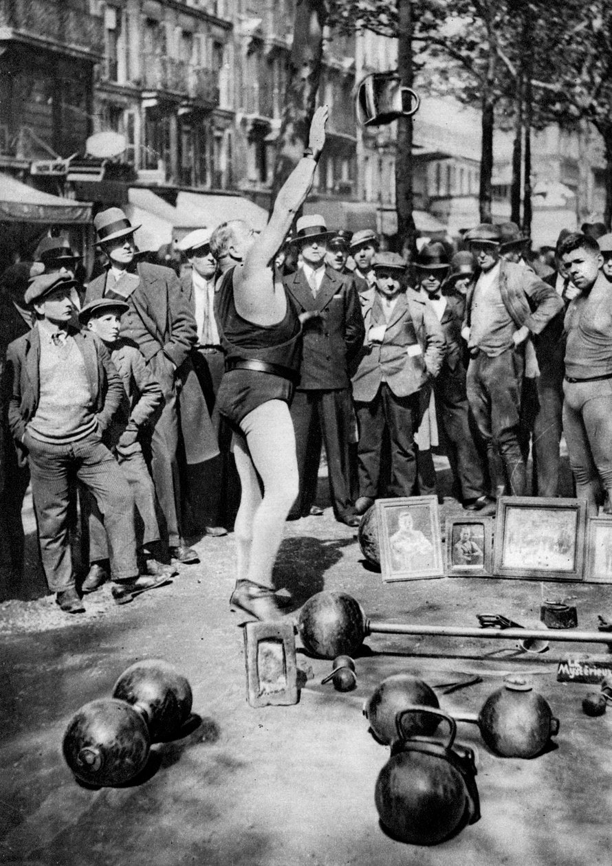 Strongman žonglování se závažím, Paříž, 1931. od Ernest Flammarion