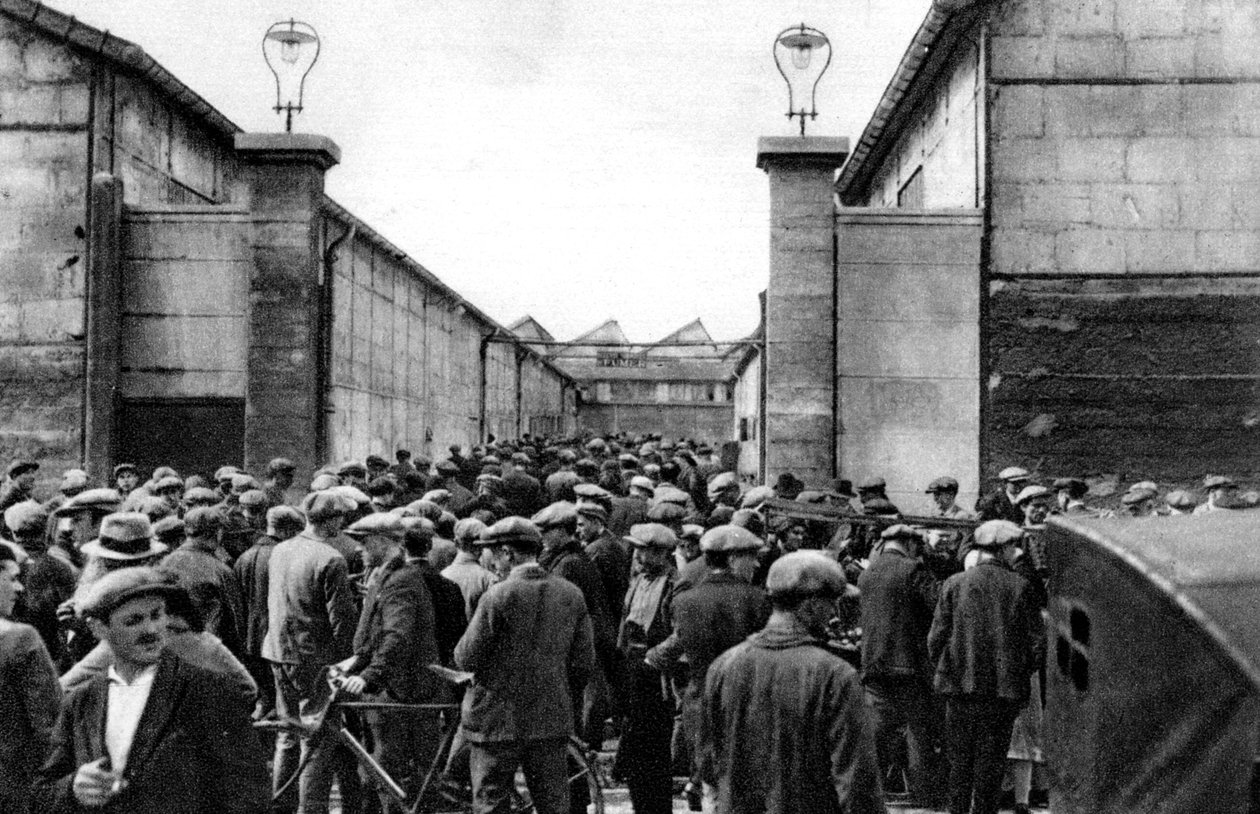 Dělníci u vchodu do továrny Billancourt, Paříž, 1931. od Ernest Flammarion