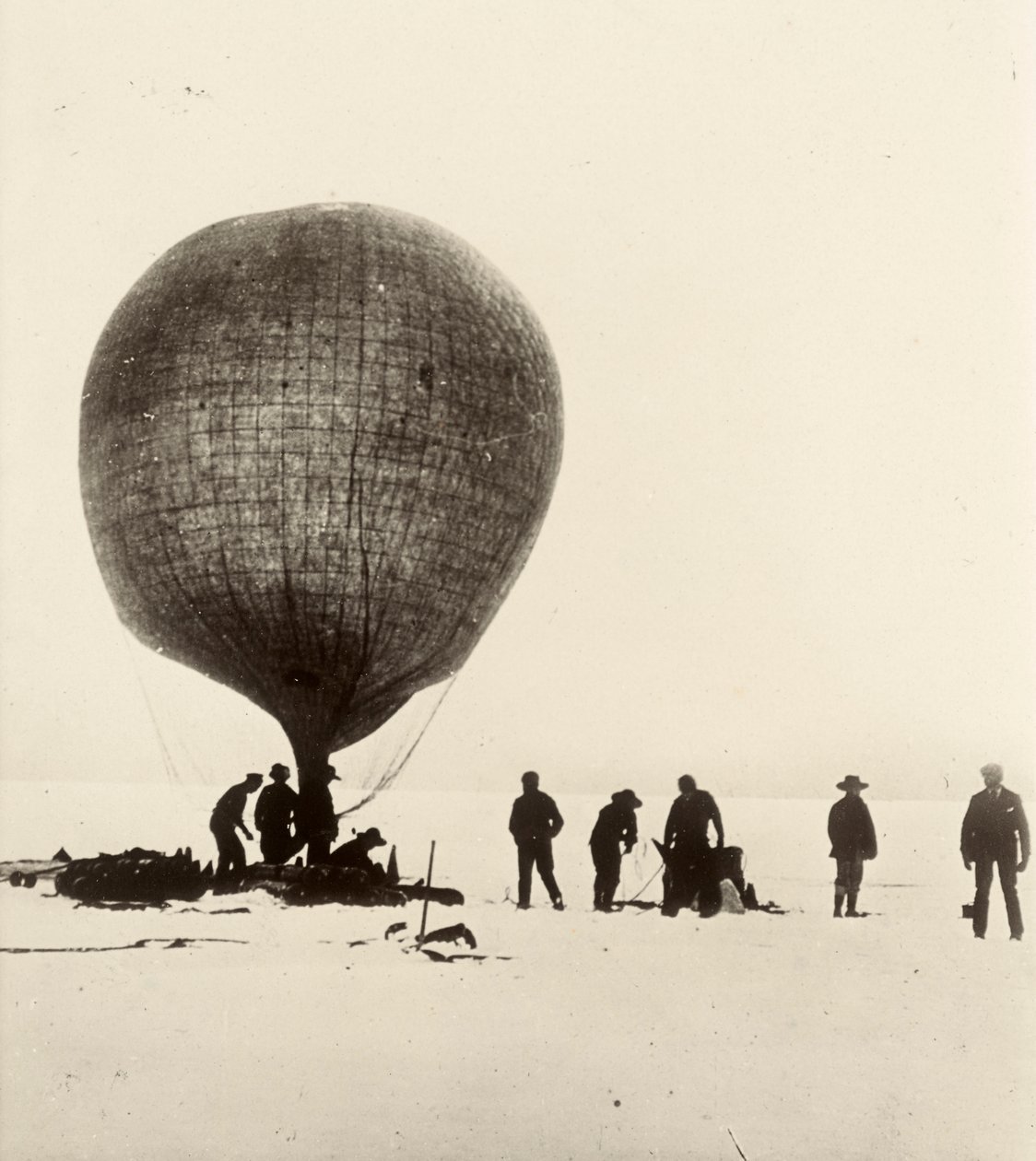Pohled na balón z kravských střev, který se na ledě nafukuje vodíkem. Z alba sira Ernesta Henryho Shackletona s názvem Národní antarktická expedice (1901-1903). od Ernest Henry Shackleton