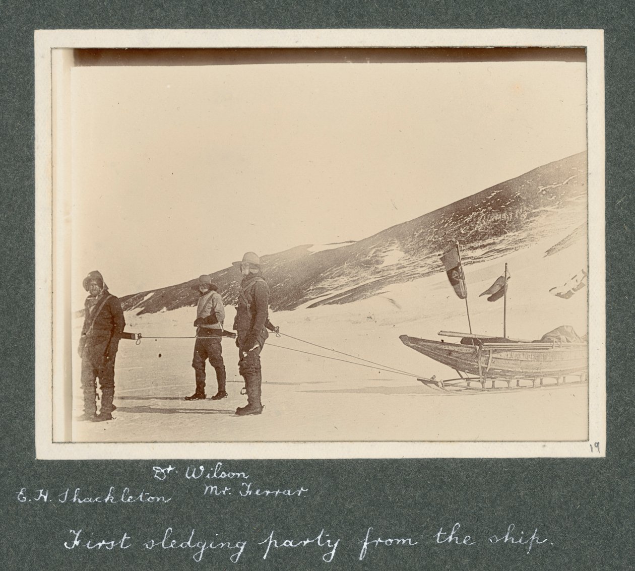 E. H. Shackleton, Dr. Edward Wilson a pan Hartley Ferrar (geolog) v postroji na saních. Z alba sira Ernesta Henryho Shackletona s názvem National Antarctic Expedition (1901-1903). od Ernest Henry Shackleton