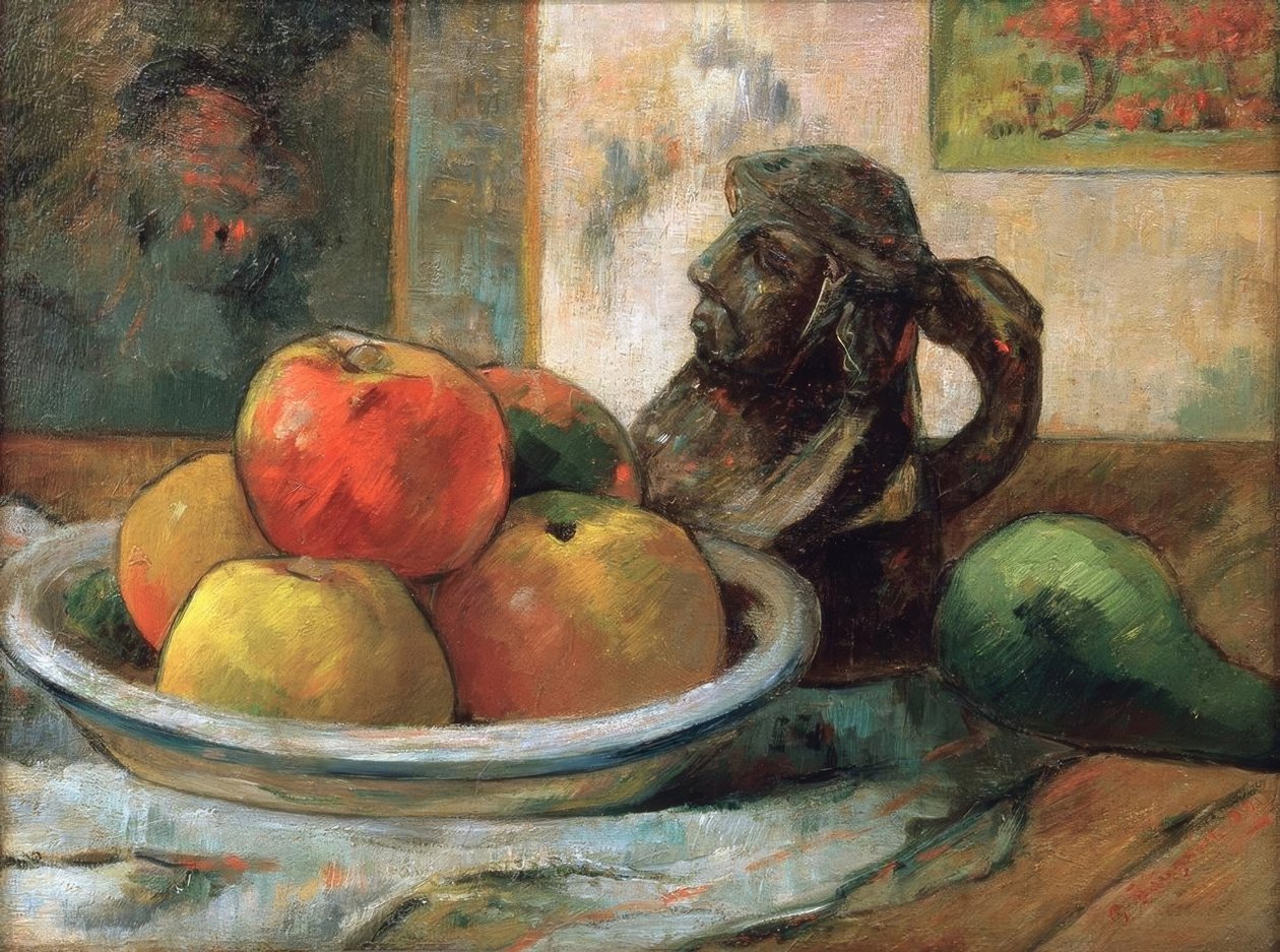 Červené tulipány v modré váze se sochou od Ernst Ludwig Kirchner