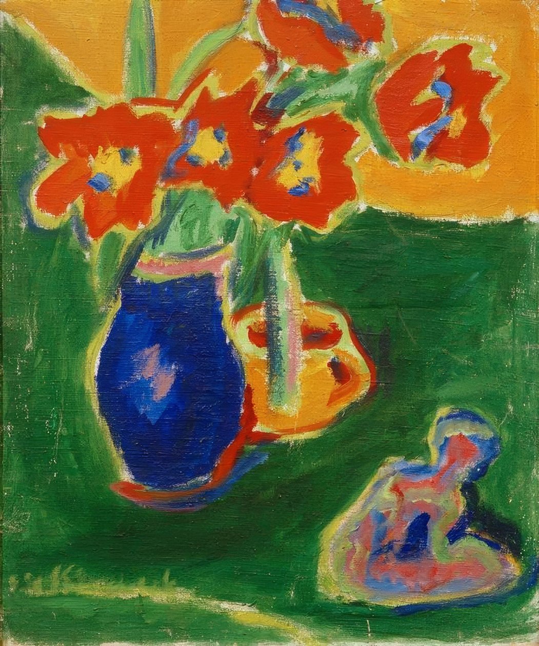 Červené tulipány v modré váze se sochou od Ernst Ludwig Kirchner