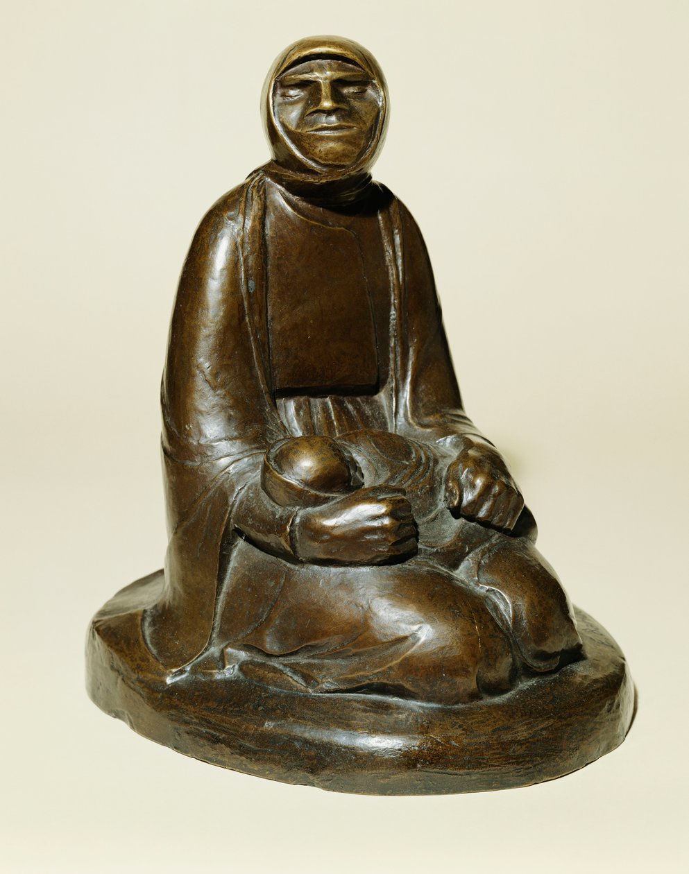 Žebrák s dítětem (Slepý žebrák s dítětem); Bettlerin mit Kind (Blinde Bettlerin mit Kind), počatý v roce 1907 a odlitý v roce 1930 (bronz s hnědou patinou) od Ernst Barlach