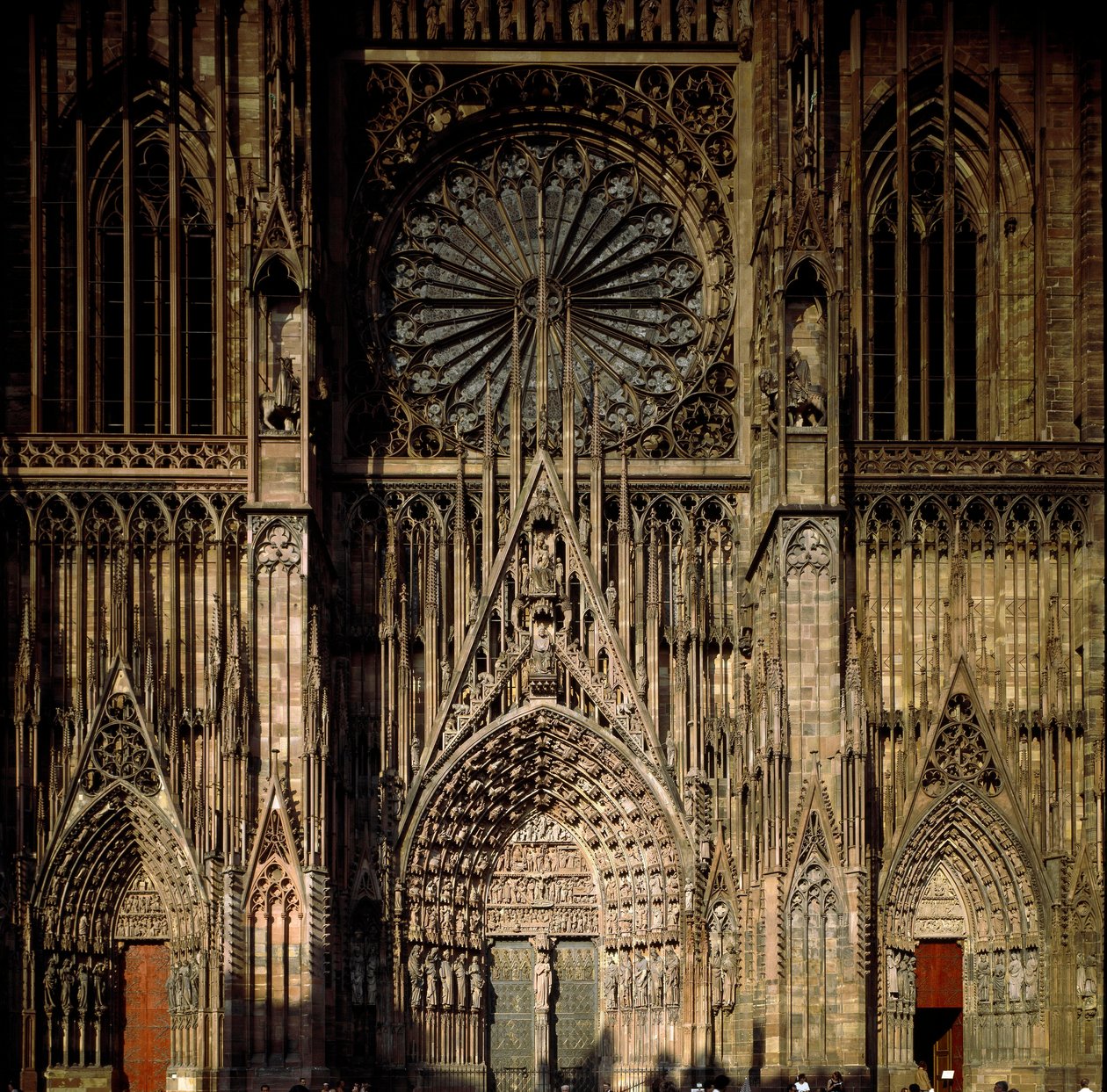 Gotické umění: pohled z jednoho z portálů na Cathedrale Notre Dame de Strasbourg, postavenou ve 13. století Erwinem von Steinbachem. (Dolní Rýn) od Erwin von Steinbach