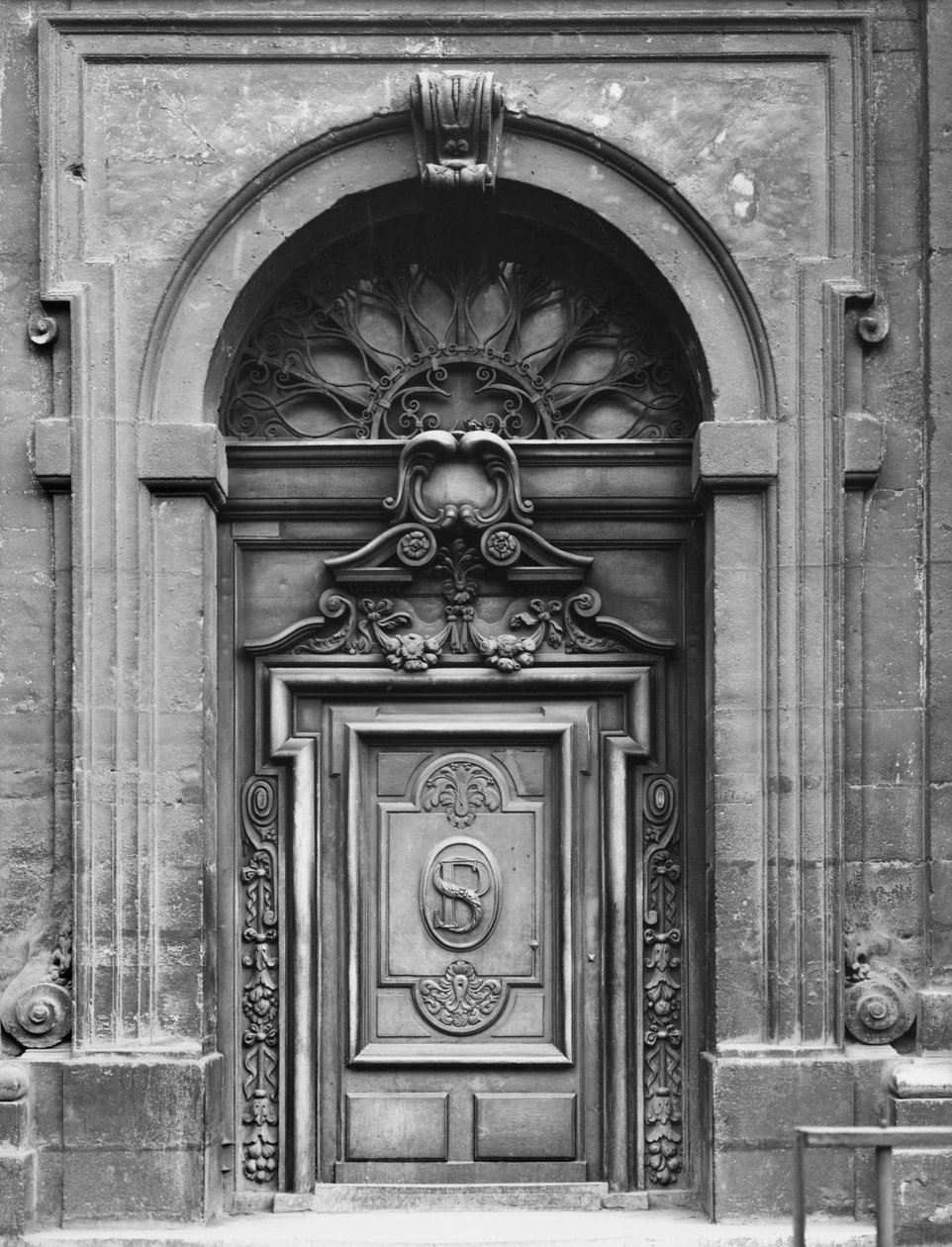 Pohled na fasádu kostela Saint-Paul-Saint-Louis v Paříži, východní portál, 1627-41 od Etienne and Derand, F. Martellange