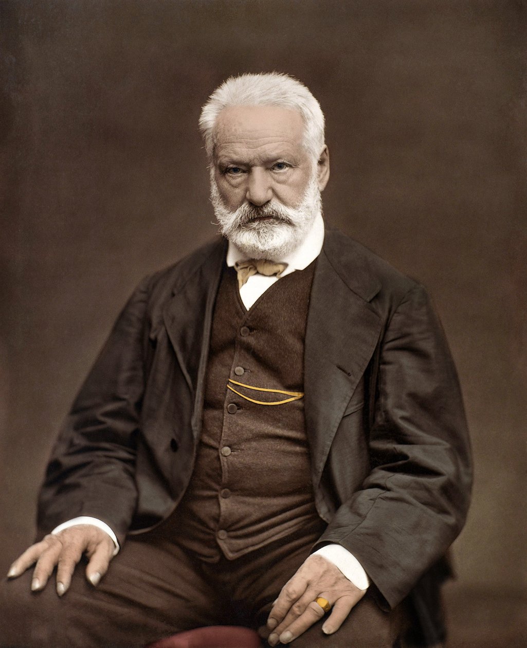 Portrét Victora Huga (1802-1885), francouzského spisovatele a básníka, kolorizace na fotografii Etienna Carjata (1828-1906) - Victor Hugo (1802-1885). Anglický spisovatel a básník. ca. 1870. Kolorovaná fotografie. od Etienne Carjat