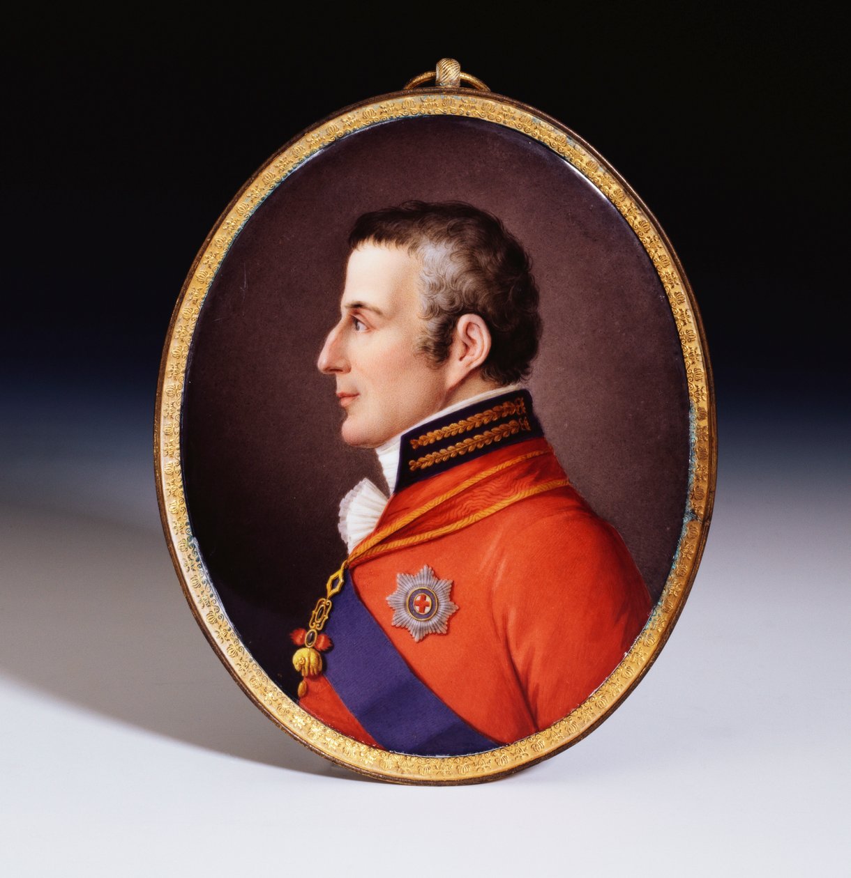 Nezaznamenaná oválná portrétní plaketa vévody z Wellingtonu (1769–1852) ze Sevres s datem vévody, v uniformě, nosí Řád zlatého rouna a hvězdu a šerpu Řádu podvazku od Etienne Charles Leguay
