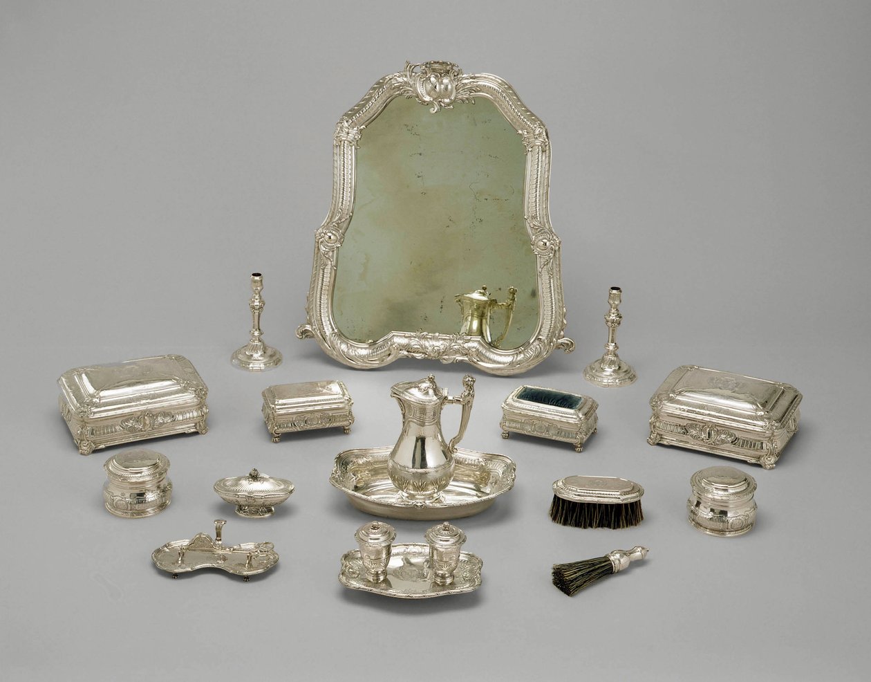 Toaletní služba, 1738-39 (stříbrná) od Etienne Pollet
