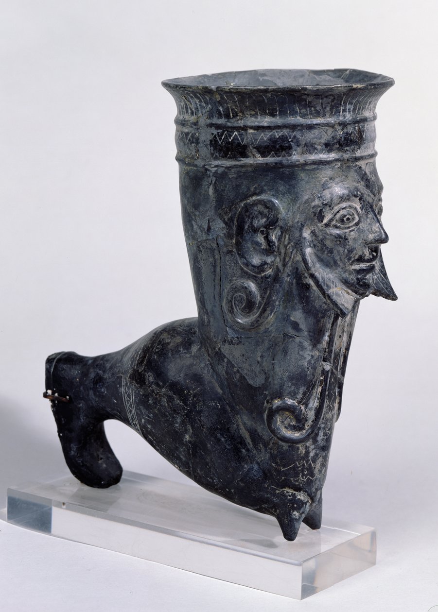 Bucchero nádoba ve tvaru nohy s vyřezávaným obličejem, etruské období, 2. polovina 6. století př. n. l. (keramika) od Etruscan