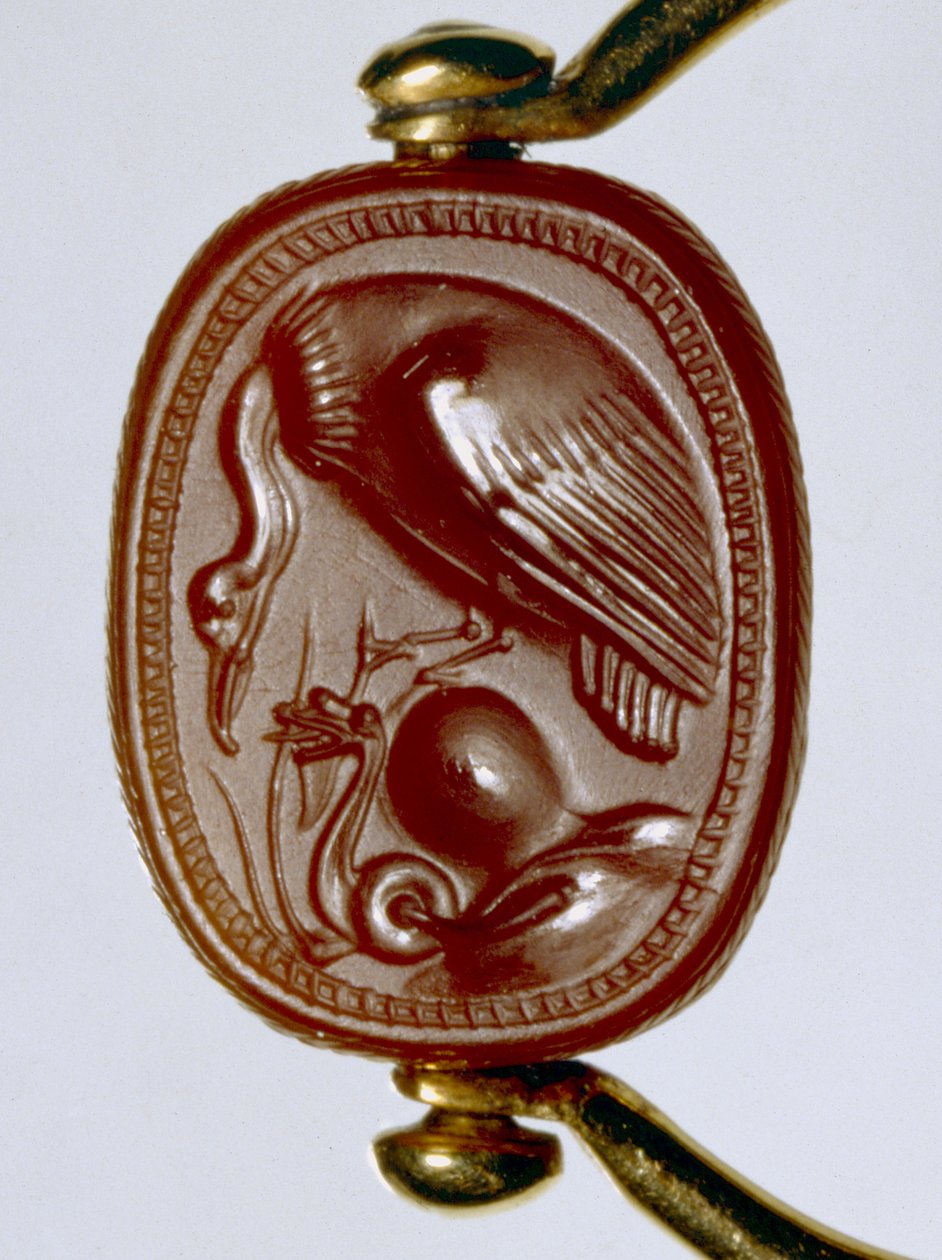 Etruský zlatý prsten s karneolovým skarabem jako lunetou zobrazující supa ohrožujícího stočeného hada (zlato a karneol) od Etruscan