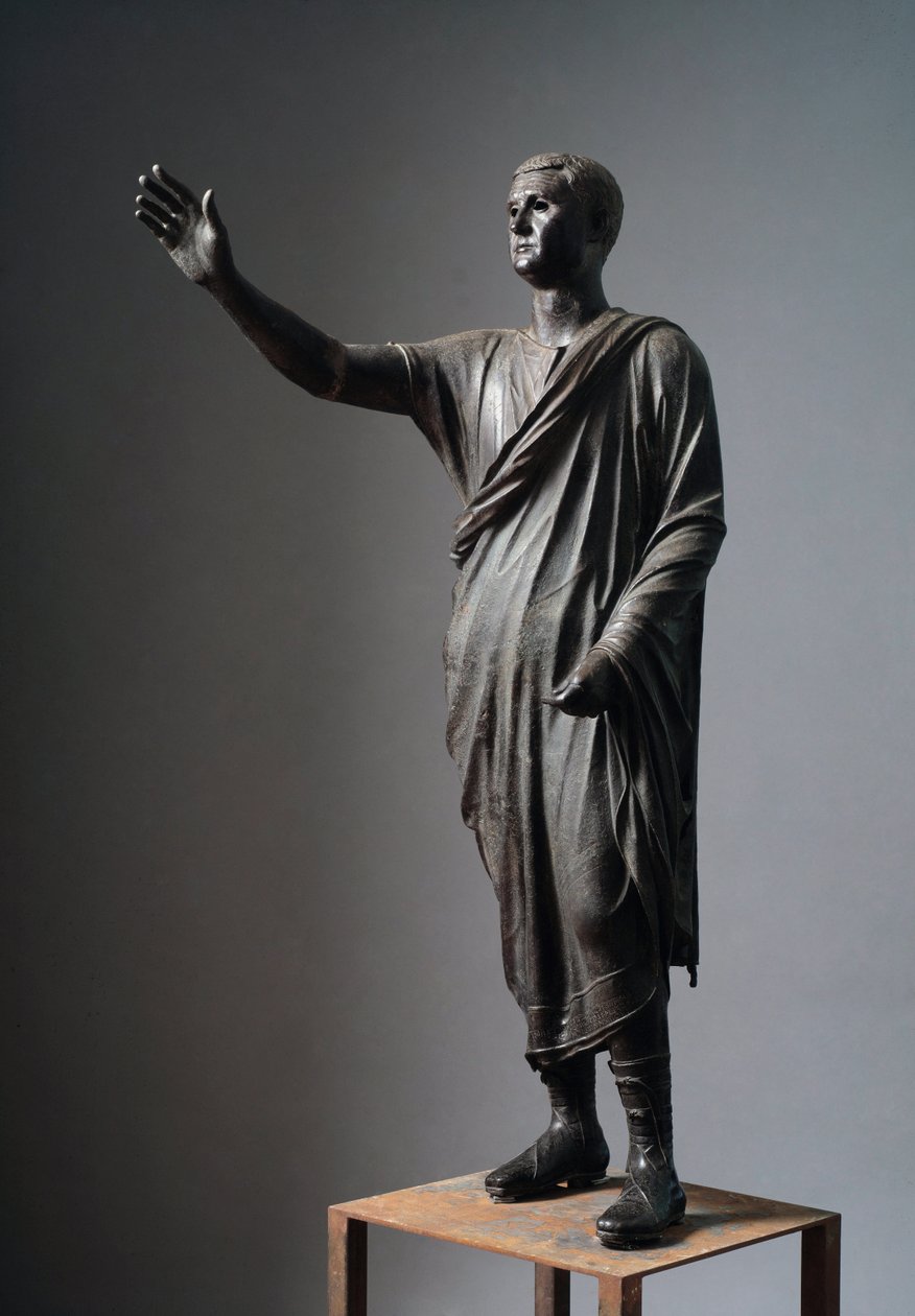Aule Metele (Řečník), římský řečník – etruská bronzová socha, v: 179 cm, cca 90-70 př. n. l., z Pila, Itálie – etruská civilizace: „“ Magistrát Perugie Aulus Metellus říká Mluvčí nebo Arringatore““ "Bronzová socha." od Etruscan
