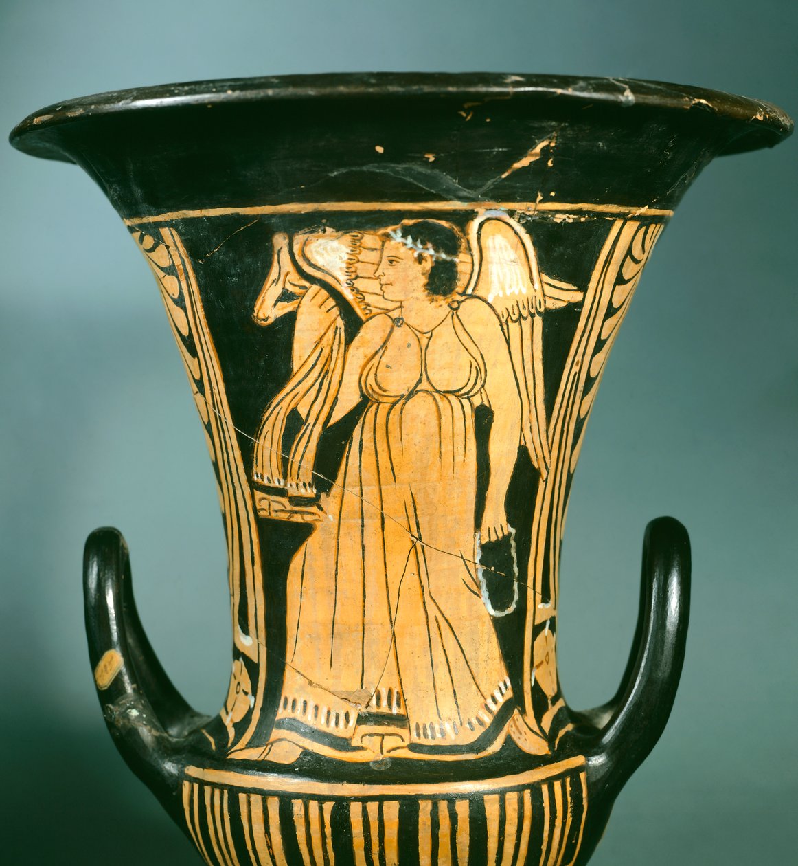 Calyx-krater (velká váza) od malíře Berkeley zobrazující okřídleného ducha. Etruská civilizace, 4. století před naším letopočtem. od Etruscan