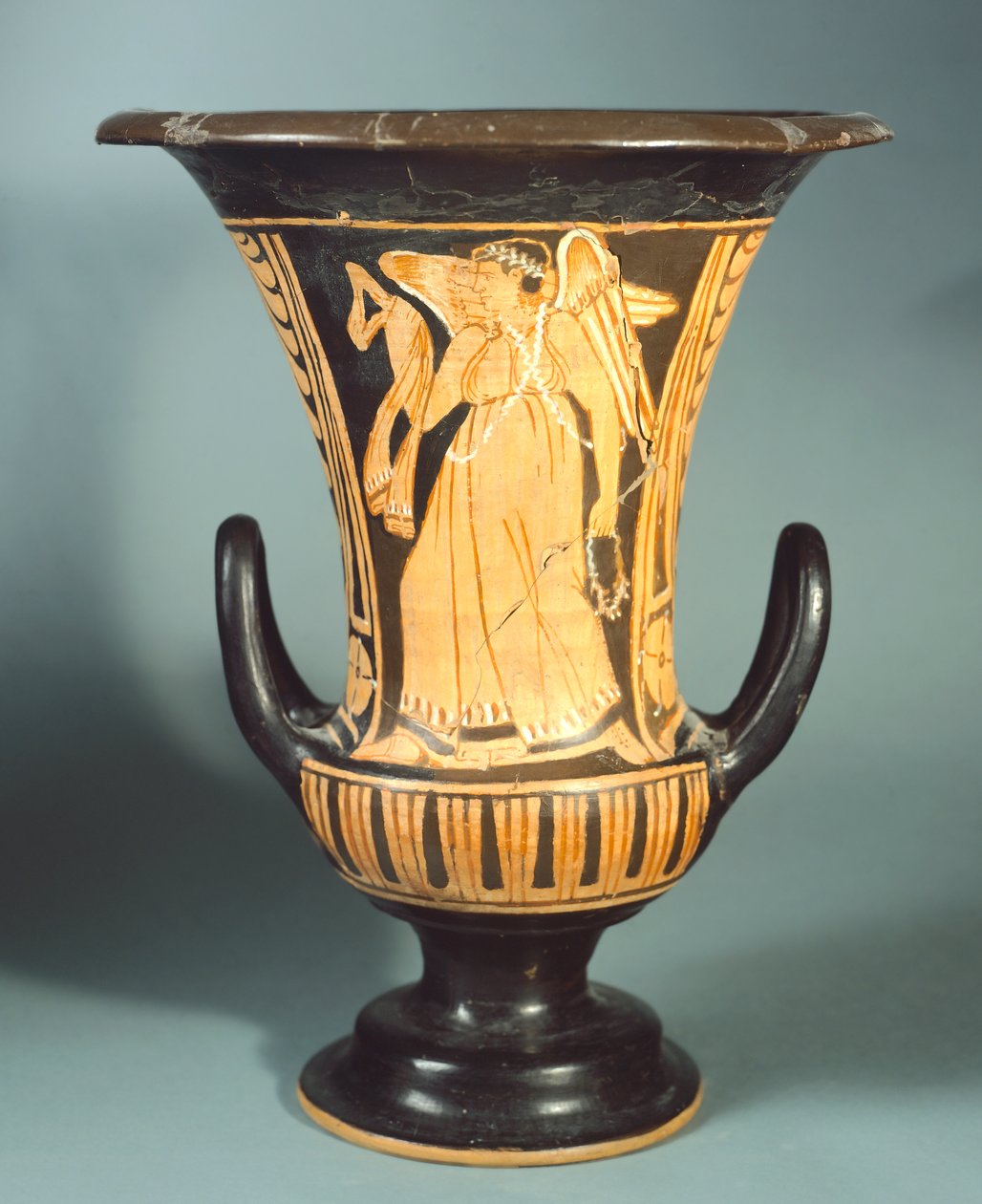Calyx-krater (velká váza) od malíře Berkeley zobrazující okřídleného ducha. Červenofigurová keramika. Etruská civilizace, 4. století před naším letopočtem. od Etruscan