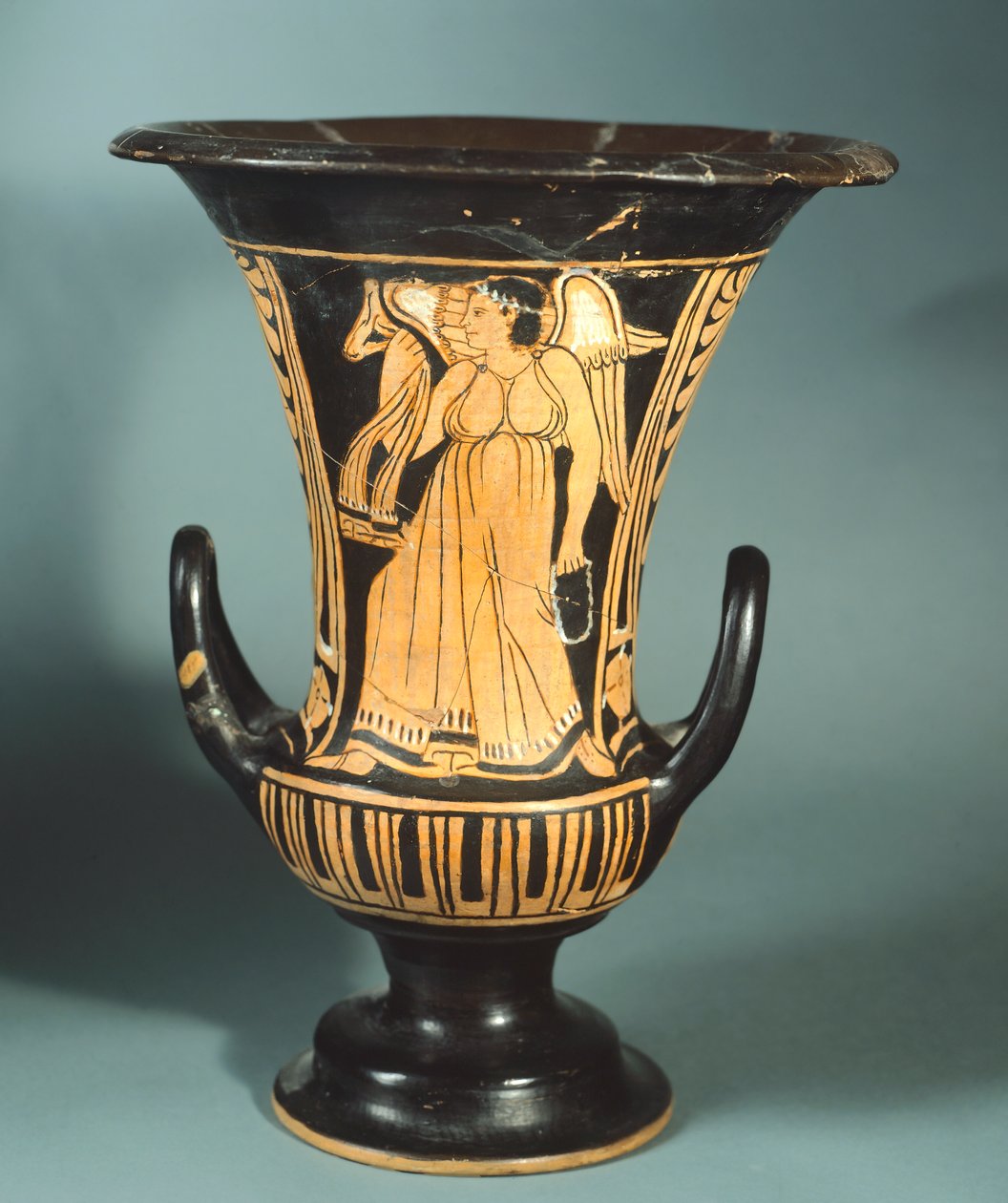 Calyx-krater (velká váza) od malíře Berkeley zobrazující okřídleného ducha. Červenofigurová keramika. Etruská civilizace, 4. století před naším letopočtem. od Etruscan