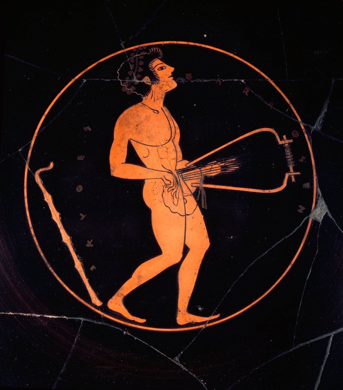 Etruské umění: Černá terakota Kylix zdobí reprezentaci hráče na lyru. Z hrobu řeckých váz. Nekropole Banditaccia. Cerveteri. 6. nebo 5. století před naším letopočtem. Řím, Museo Nazionale di Villa Giulia od Etruscan