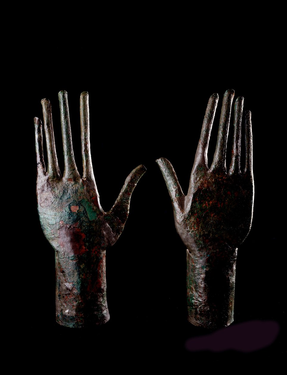 Etruské umění: dvě ruce - Bronzové sošky - 680-670 př.nl Dim H 23,5 cm Z hrobky Carro di bronzo, Vulci od Etruscan