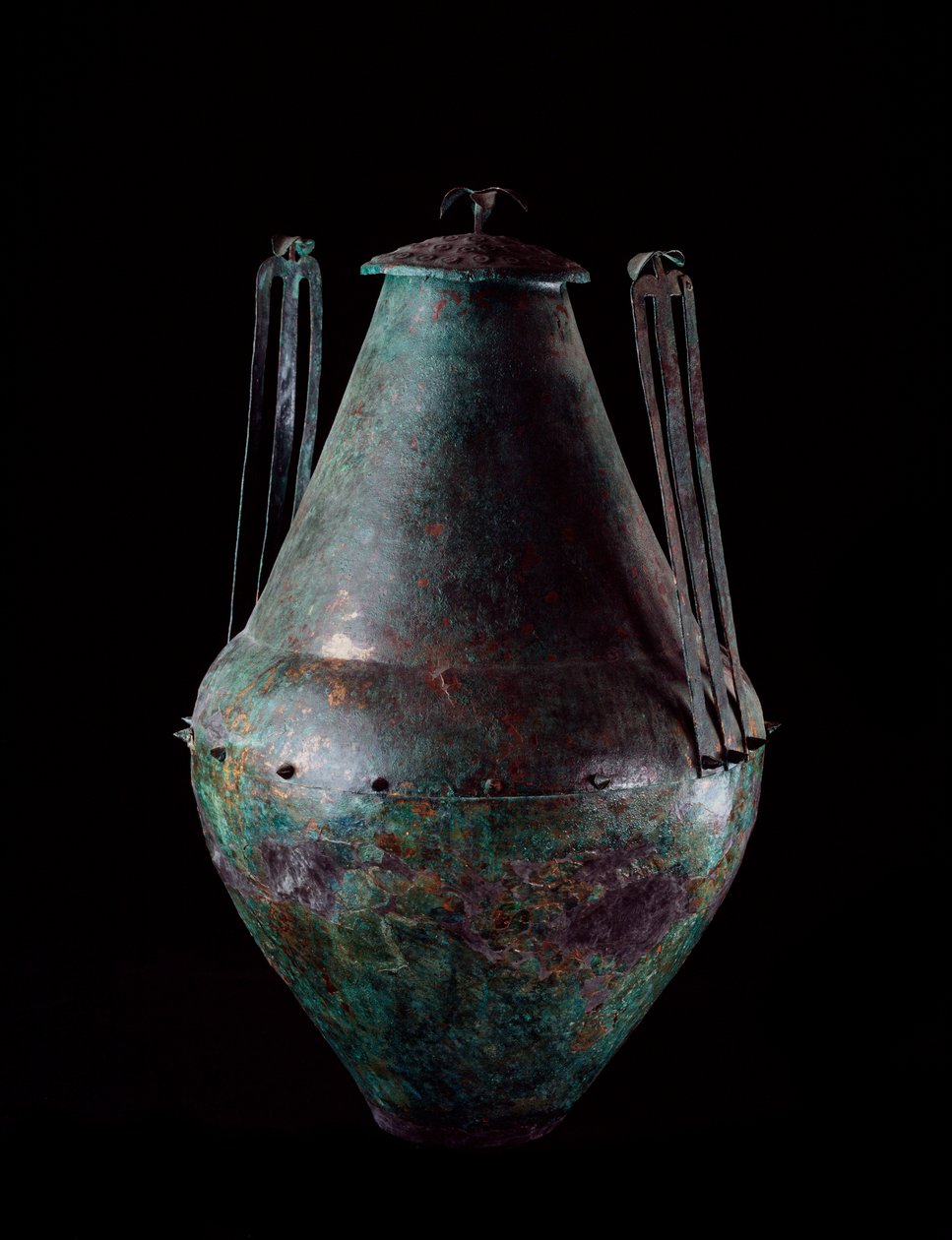 Etruská civilizace: dvojkónická bronzová váza s dvojitým uchem a víkem z hrobky bronzové nádrže ve Vulci, 680-670 př.n.l. od Etruscan