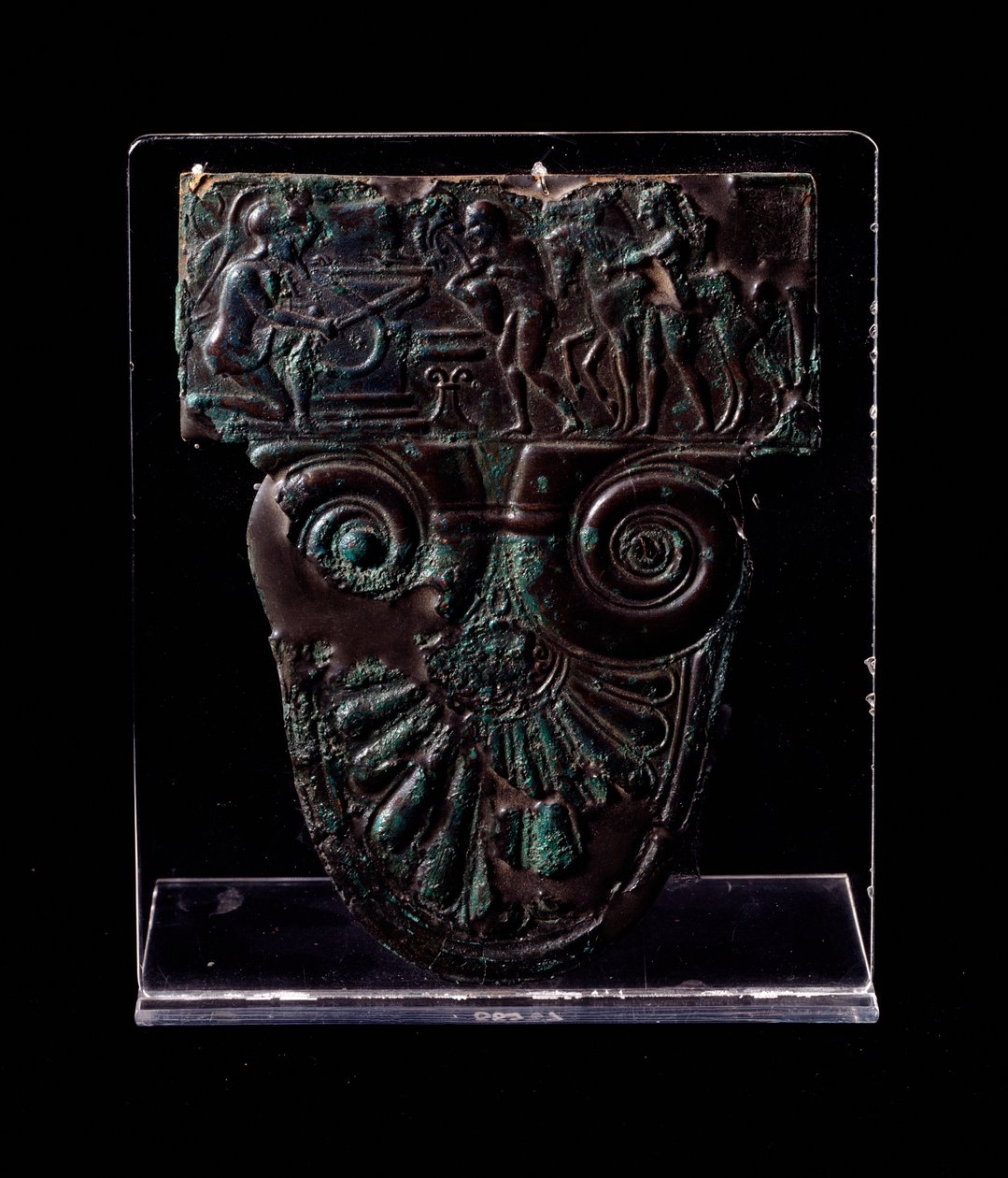 Etruská civilizace: bronzová deska odkazující na mýtus o Troilos (Troilus) 520 př. n. l. (etruské umění: bronzová deska odkazující na mýtus o Troilovi, 520 př. n. l.) Rozměr 15x11,7 cm Florencie, Museo Archeologico, inv 63588: odkaz na bronzové etruské umě od Etruscan