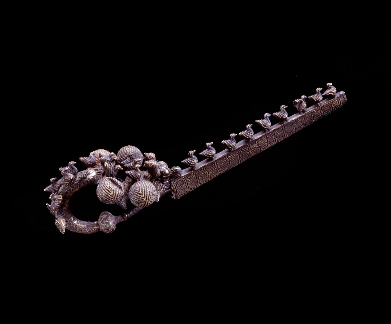 Etruská civilizace: stříbrná dračí fibule z nekropole Banditella, Marsigliana d"Albegna, Itálie, 675-650 př.nl od Etruscan