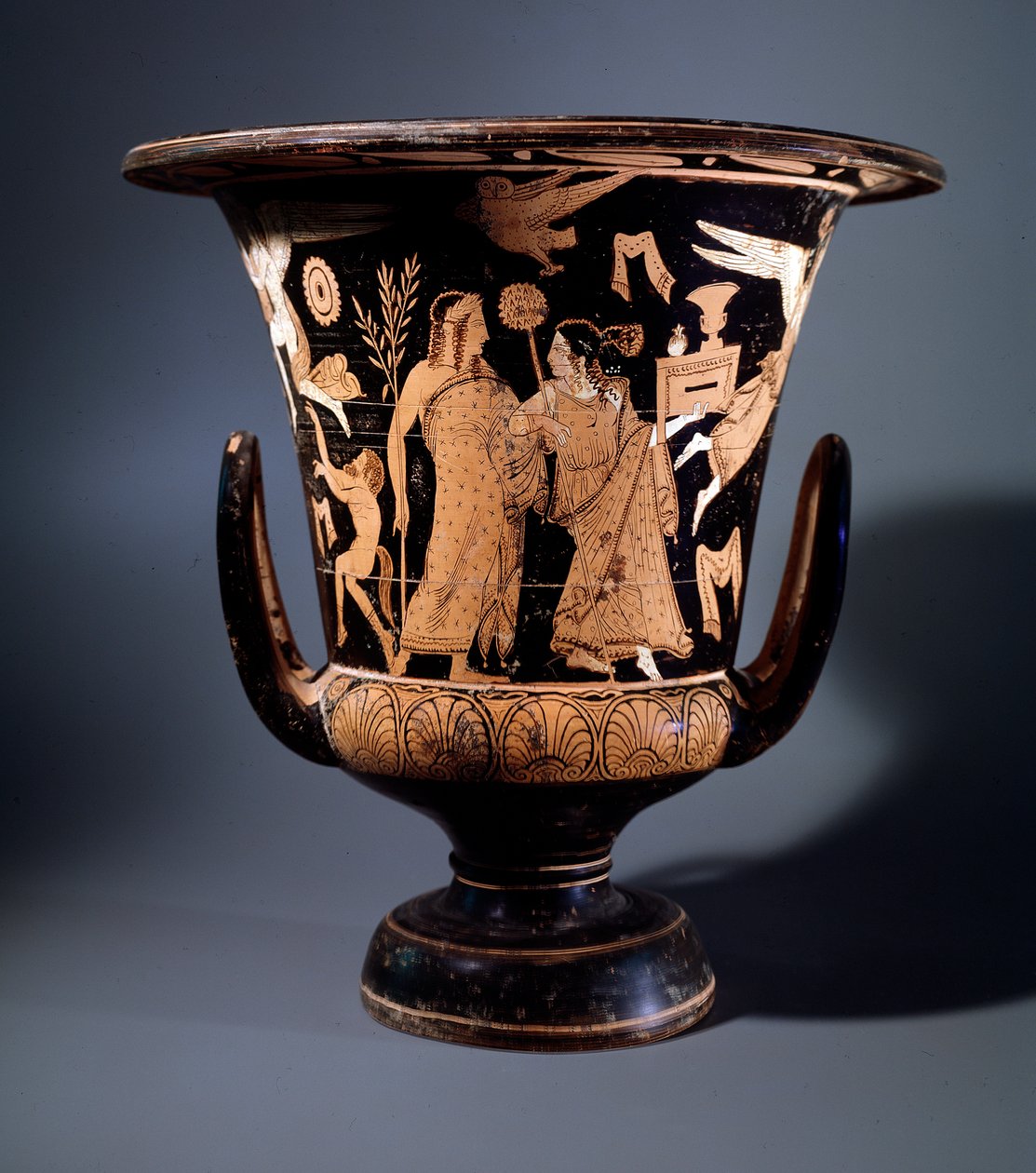 Etruská civilizace: dekor terakotového kráteru od malíře Nazzana představujícího Apollóna a menádu, 350 př. n. l. Dim 57 cm, z místa Civita Castellana od Etruscan