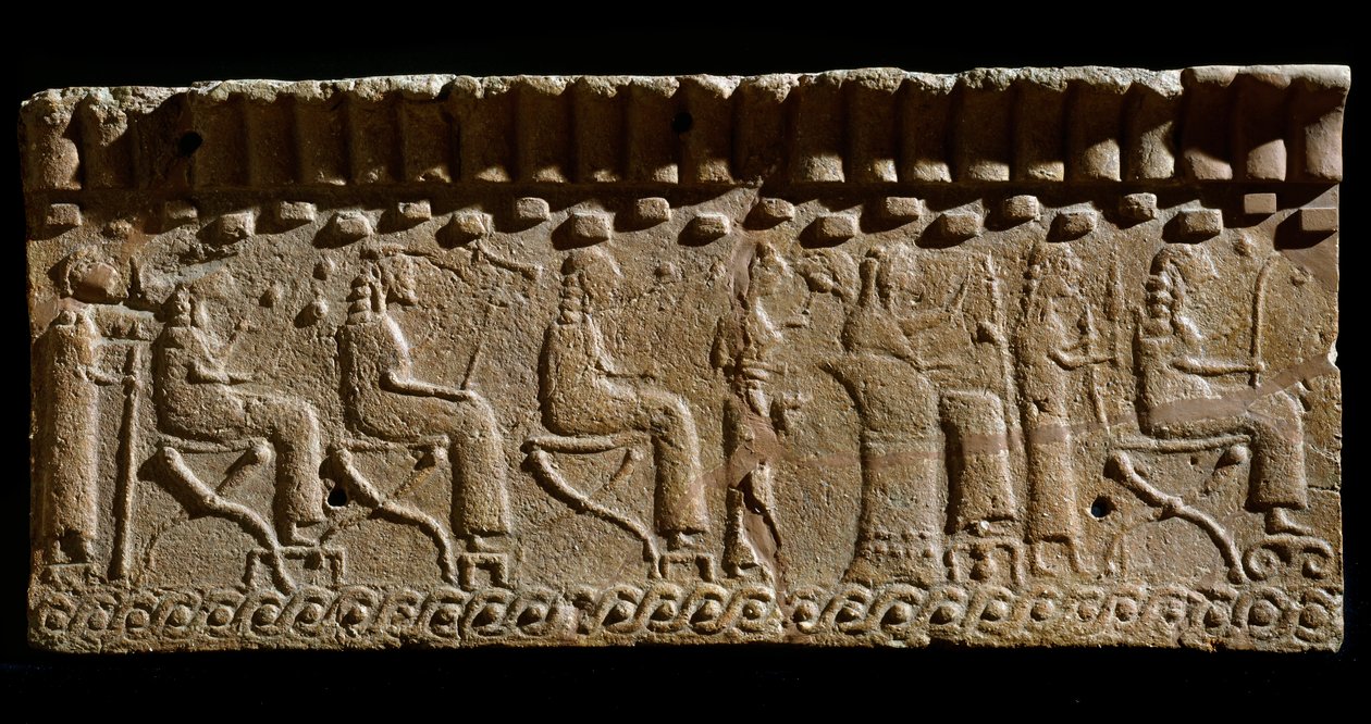 Etruská civilizace: terakotový vlys zdobený nízkými reliéfy božstev a sedících hodnostářů. 580 př.nl Rozm. Rozměr 24 x 54 cm. Z paláce Murlo. Murlo, Antiquarium Comunale od Etruscan