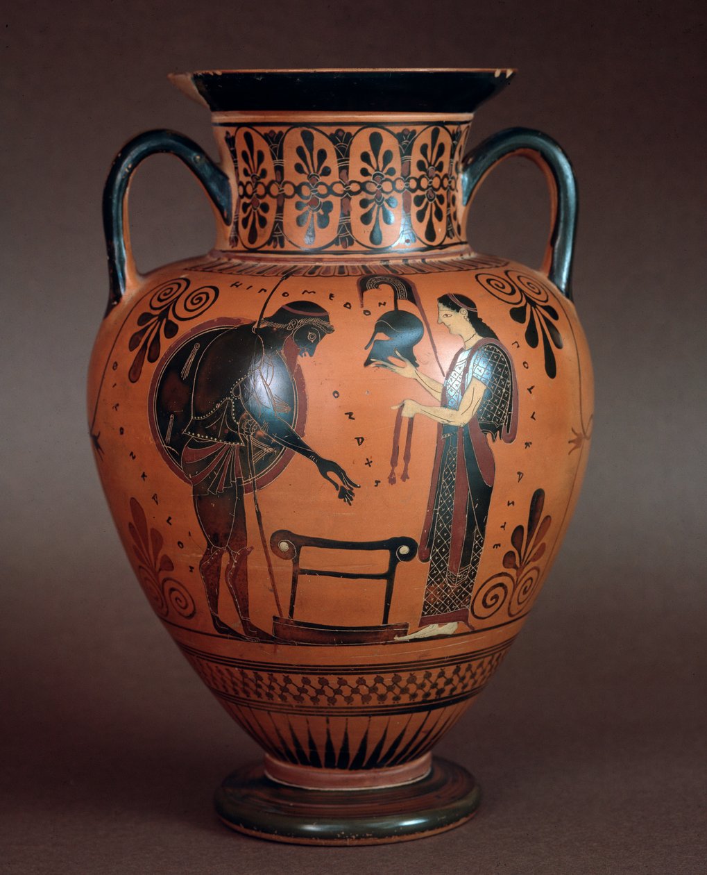 Etruská civilizace: terakotová hydria představující Thetis vzdávající se zbraně svému synovi Achilleovi, 550-500 př. n. l. Z Cerveteri, Itálie od Etruscan