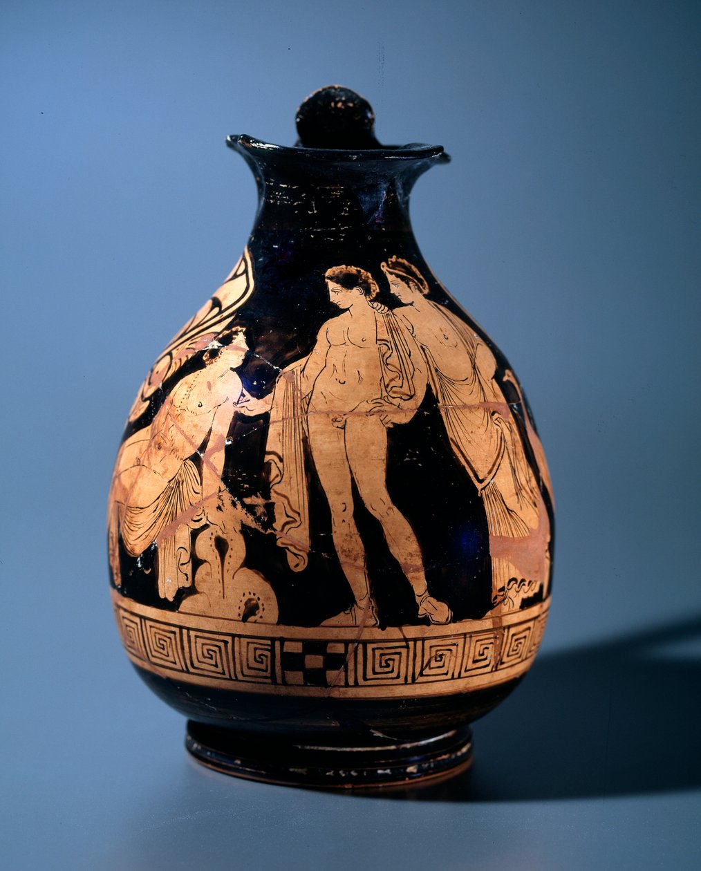 Etruská civilizace: terakotové oenochoe zdobené dílnou malíře Alcesti představujícího mladého muže sedícího a mluvícího s dalšími dvěma stojícími lidmi, 360-340 př. n. l. z Tarquinie v Itálii od Etruscan