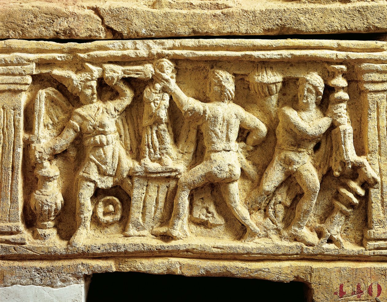 Etruská civilizace, opuková urna s výjevy Galů plenících chrámy od Etruscan