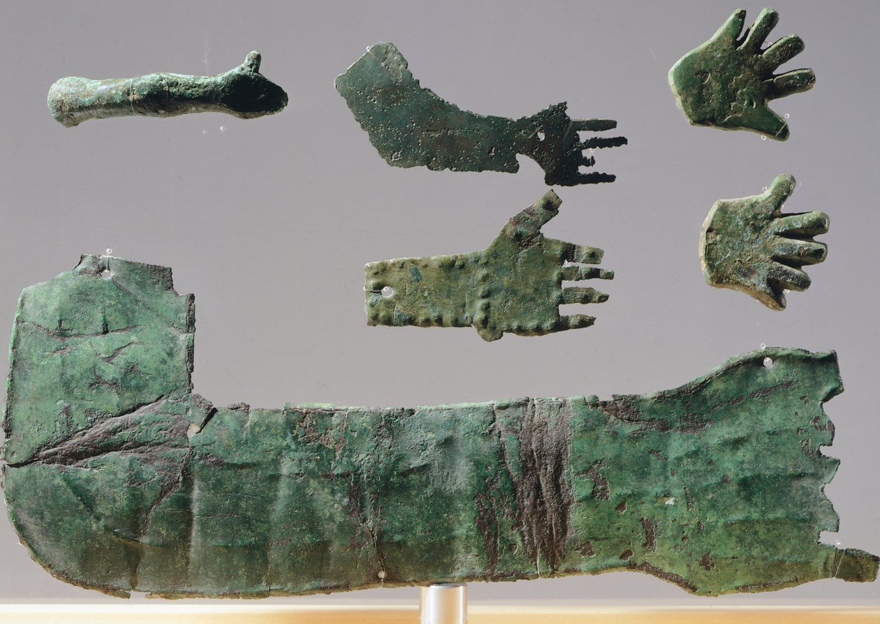 Ex-voto v bronzovém štítku s vyobrazením horních končetin. Artefakty z objektů svatyně Reithia Este (Benátsko). Etruská civilizace, 5.–4. století před naším letopočtem. od Etruscan